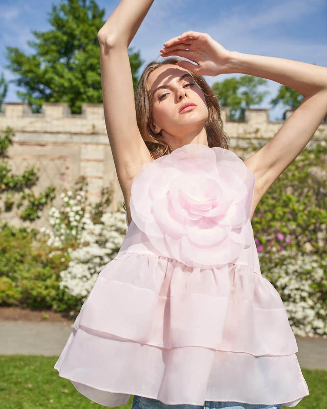 シンシア ローリーのインスタグラム：「Garden goddess  • • • The best-selling Chloe top now available in new colors !!」