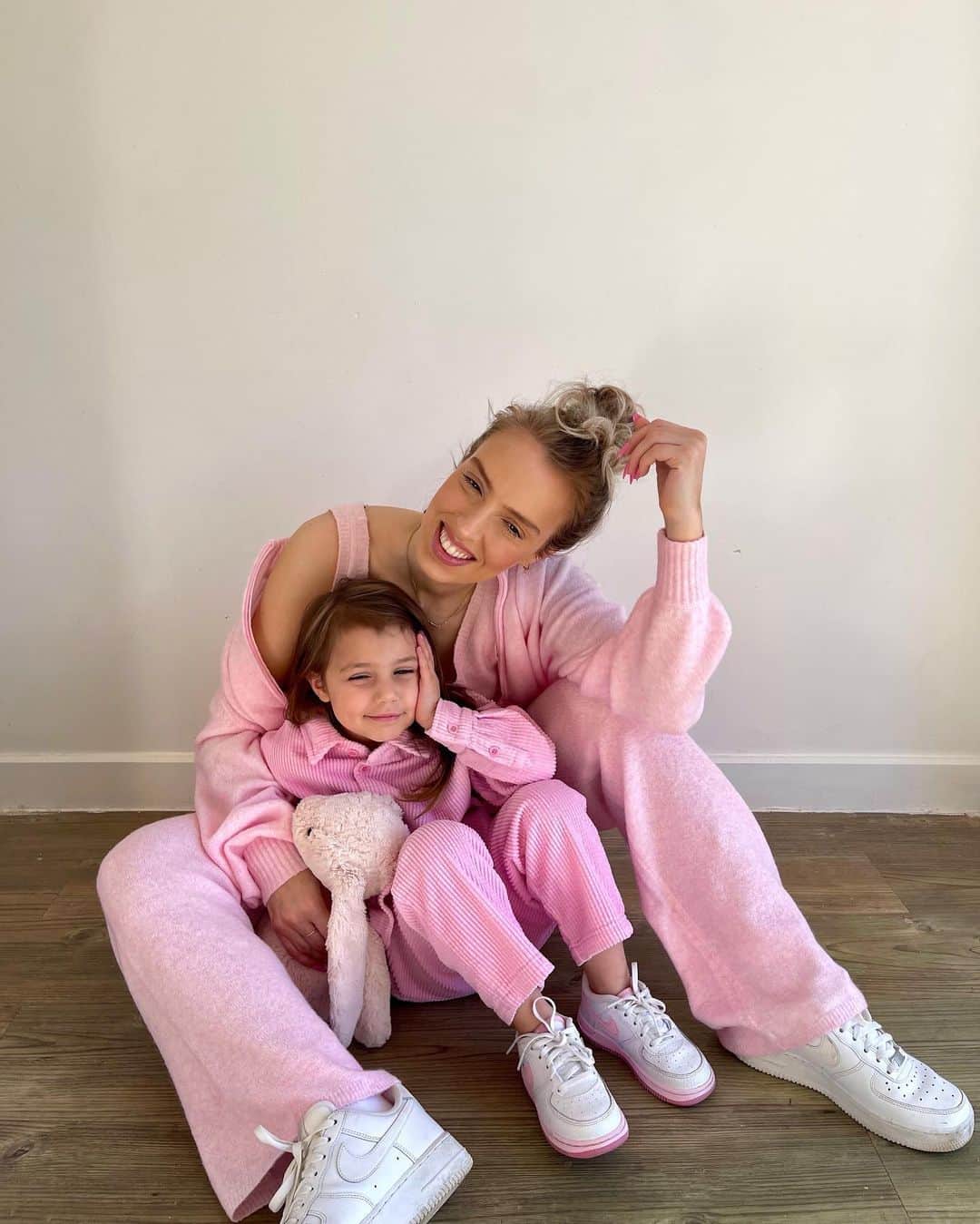 アメリカンビンテージのインスタグラム：「Cuteness alert: @hannahemilywhite and her daughter are bith wearing pink 💗 Match matchy with your mini-me!  #americanvintage #pink #justforcoolkids #matchymatchy」