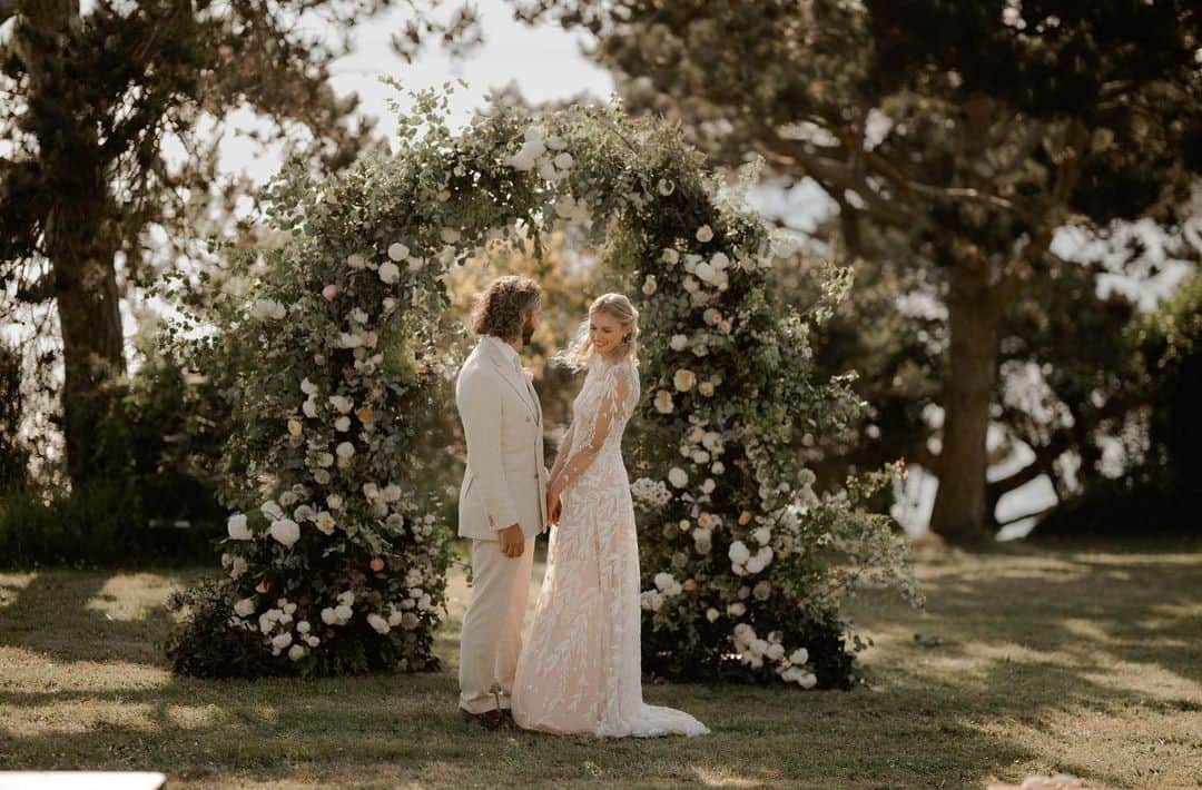 シグリッド・アグレンのインスタグラム：「20.05.23 💍   A day that I will remember for the rest of my life if not for longer. Can’t even put into words how magical and surreal it was to celebrate our love with our friends and families. Still on a cloud and not quite ready to come down.  Merci @lafabriquedesinstants de nous avoir accompagnés tout au long des préparatifs et du jour J.  Merci @margauxtardits pour la robe de mariée de mes rêves.  Merci @solveigandronan d’avoir su capturer toute la magie de cette journée.  Merci @freyajoygardenflowers pour ces magnifiques fleurs.   Merci @parisgroove d’avoir mis le feu sur la piste de danse 🔥.  Thank you thank you thank you to everyone who made this day the best day ever, we are beyond lucky to have you in our lives.   And last but not least, thank you @tommy.clarke for asking me to marry you.♥️♥️♥️  PS: you can now call me Mrs Agren-Clarke 🥰」