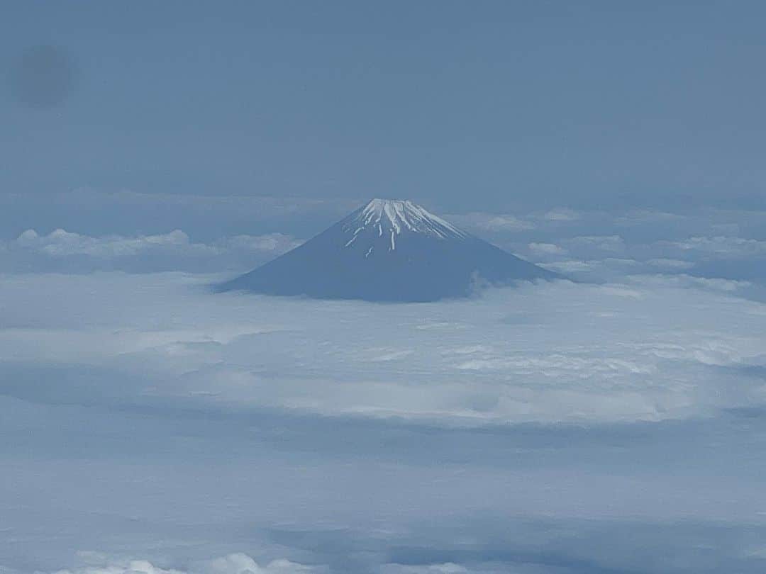 吉田由美さんのインスタグラム写真 - (吉田由美Instagram)「帰国の時の富士山が綺麗🗻」5月24日 1時37分 - yumi__yoshida
