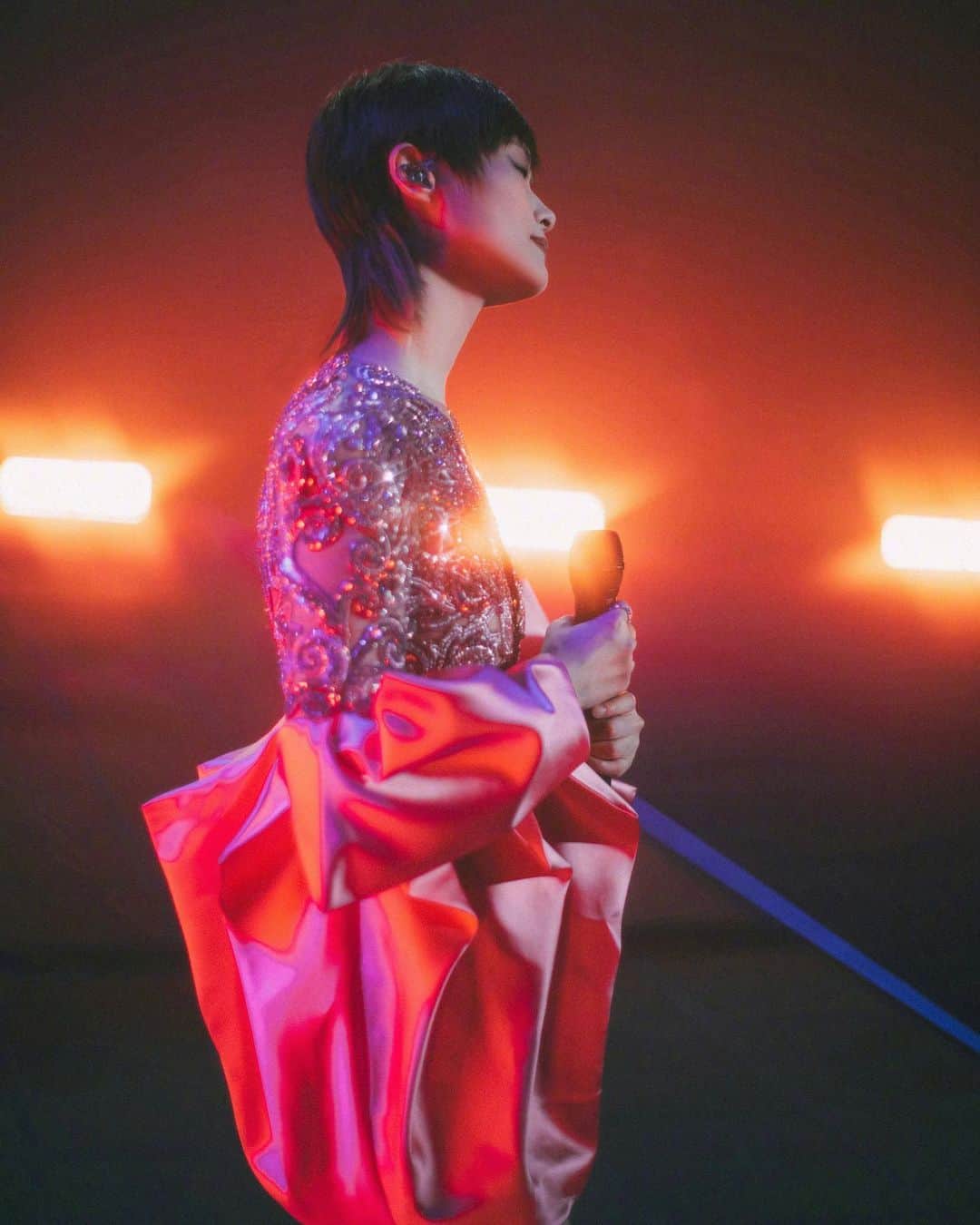 バルマンのインスタグラム：「IN THE SPOTLIGHT Singer @urnotchrislee exudes elegance in a custom rosebud dress by @Olivier_Rousteing for her Beijing concert. The flowery creation highlights the house’s couture tradition featuring unique pleating and a crystal embroidered bodice. #BALMAINARMY」
