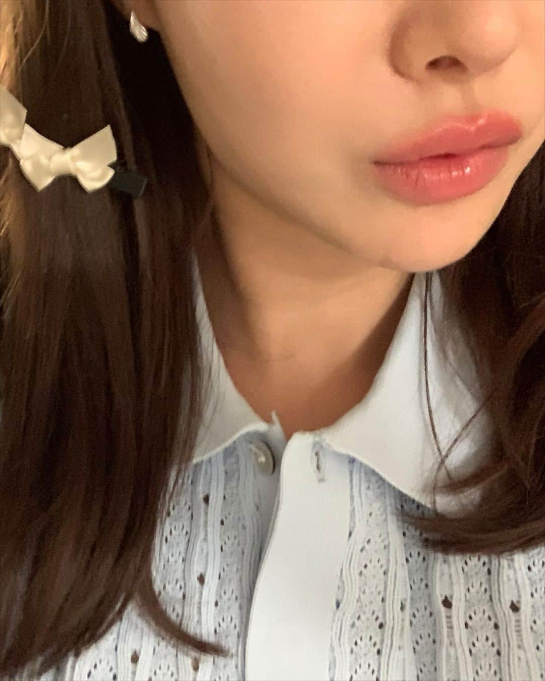 nanaさんのインスタグラム写真 - (nanaInstagram)「입슐 사진 나 처음이얏💄  1. 시간이 없어서 홍자 머리자르고 염색함   별짓을 다해욧 2. 장미는 밤에 봐야 예쁘구만요.    나는 장미로 태어난 오스칼~(아는사람 나이 나옴) 3. 왠일로 증말 맘에 드네. 허리 고무줄이궁   @toogood_official  인데 판매처는 태그한곳에 문의 4. 가방은 일본 편집샵에서 오래전에 샀구룽 5. 입술이 콤플렉스라(윗 입술 도꼬운 사람 공감하죵)  입술만 클로즈업 찍는 사람 부러웠또 6. 얼마전 스봉님을 알게 되서 팔로잉후. 따라산   립스틱. 샤넬 928 핑크딜라이트.    살짝 얹이는건 못구해서 집에 있던 입생로랑    62un00 12.라고 적힌것만 보이고 나머지    글씨는 안보임뚜   나쁜 엄마보고 인주 옆에 있길래 포인트 찍음 7. 머리는 붙임 머리를 좀 남겨놔서 눈썹칼로 자름 8. 염색약. 지금 타 브랜드거보다 세일해서 저렴   긴머리는 하나로 턱없이 부족함을 바르면서 항상   깨닫는다 9. 고데기는 요걸로.  10. 어플로 모공죽임.   뿅🤍」5月24日 1時39分 - luv__ribbon