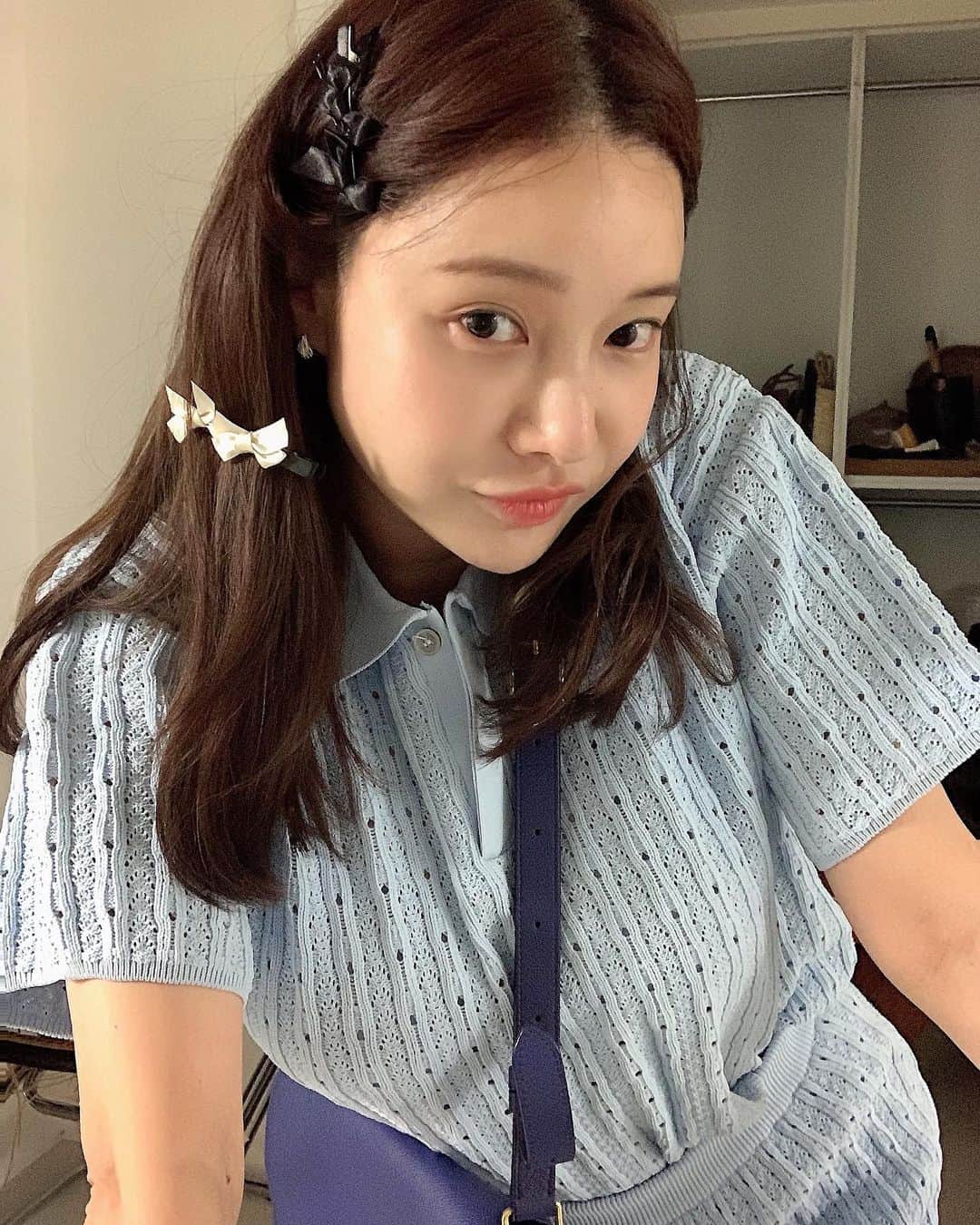 nanaのインスタグラム：「입슐 사진 나 처음이얏💄  1. 시간이 없어서 홍자 머리자르고 염색함   별짓을 다해욧 2. 장미는 밤에 봐야 예쁘구만요.    나는 장미로 태어난 오스칼~(아는사람 나이 나옴) 3. 왠일로 증말 맘에 드네. 허리 고무줄이궁   @toogood_official  인데 판매처는 태그한곳에 문의 4. 가방은 일본 편집샵에서 오래전에 샀구룽 5. 입술이 콤플렉스라(윗 입술 도꼬운 사람 공감하죵)  입술만 클로즈업 찍는 사람 부러웠또 6. 얼마전 스봉님을 알게 되서 팔로잉후. 따라산   립스틱. 샤넬 928 핑크딜라이트.    살짝 얹이는건 못구해서 집에 있던 입생로랑    62un00 12.라고 적힌것만 보이고 나머지    글씨는 안보임뚜   나쁜 엄마보고 인주 옆에 있길래 포인트 찍음 7. 머리는 붙임 머리를 좀 남겨놔서 눈썹칼로 자름 8. 염색약. 지금 타 브랜드거보다 세일해서 저렴   긴머리는 하나로 턱없이 부족함을 바르면서 항상   깨닫는다 9. 고데기는 요걸로.  10. 어플로 모공죽임.   뿅🤍」