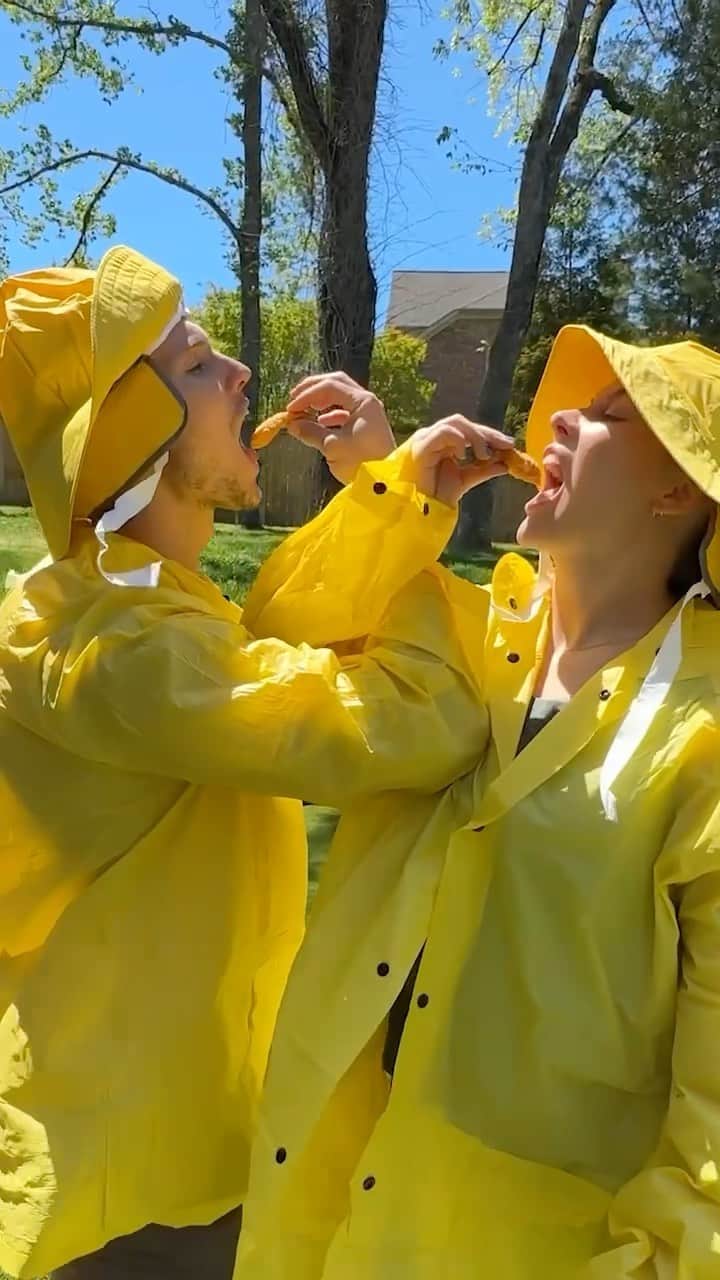 ショーン・ジョンソンのインスタグラム：「Who got better air - me or Andrew?! So here’s the deal, we’re doing an awesome giveaway with @gortonsseafood and all you have to do is: follow @gortonsseafood and vote on who had the better jump in the comments with #GortonsLightAsAirGiveaway tagged. We’re picking 5 winners, and the grand prize winner will receive an assortment of Air Fried products, coupons, merchandise, and a gift card to try out a “light as air” activity (winner’s choice, up to $750 value!!). You guys, I’m telling you...Gorton’s NEW Air Fried Fish Fillets and Butterfly Shrimp are so easy to make. They’re already air fried for you, so all you have to do is cook them in the oven...no air fryer needed! Look out for the products at your local grocery store....GOOD LUCK!!! #GortonsPartner #GortonsAirFried #couples #marriage  No Purchase Necessary. 50 US/DC, 18+. Ends 6/20/2023. Rules: https://bit.ly/GortonsSeafoodLightasAir (link in @gortonsseafood’s bio).」