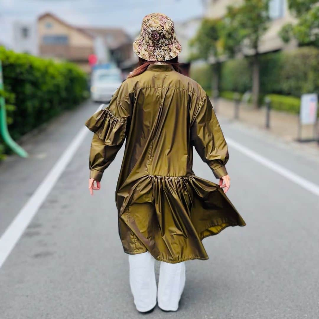 中村涼子さんのインスタグラム写真 - (中村涼子Instagram)「カーキのタフタ生地『HAORI』  カーキとゴールドが織り込まれた生地 右と左でデザインが変わる なんか憧れてたずっとこういうデザインに大好き  .  2023.5.24(wed)22:00〜新作洋服販売開始 RYOKO NAKAMURA japanサイトにて （プロフィールリンク一番上から飛べます✈️） すでにサイトでは公開されていますので、 詳細なサイズなど是非ご覧くださいませ🎨  #手作り服 #一点もの #この世に一つだけで全く同じものが存在しないもの #それが一点もの  ーーーーーーーーーーーーーーーー  新作『HAORI』 サラッと羽織れて、その日の主役になってくれる薄手のアウター  ちょっと暖かい、ちょっと寒い 人生何度も私は季節の変わり目にこう思ってきました 「何着りゃいいんだ」 それを全て解決してくれたのが このデザインのアウターです。  コートとも、シャツとも呼べぬ 今着ている服に、もうプラスワン、羽織れる 『HAORI』  一枚で、自分を〝美しいデザイン〟の中に取り込んでくれる、〝大きさ〟があるのもポイントです。」5月24日 1時48分 - nakamuraryoko56