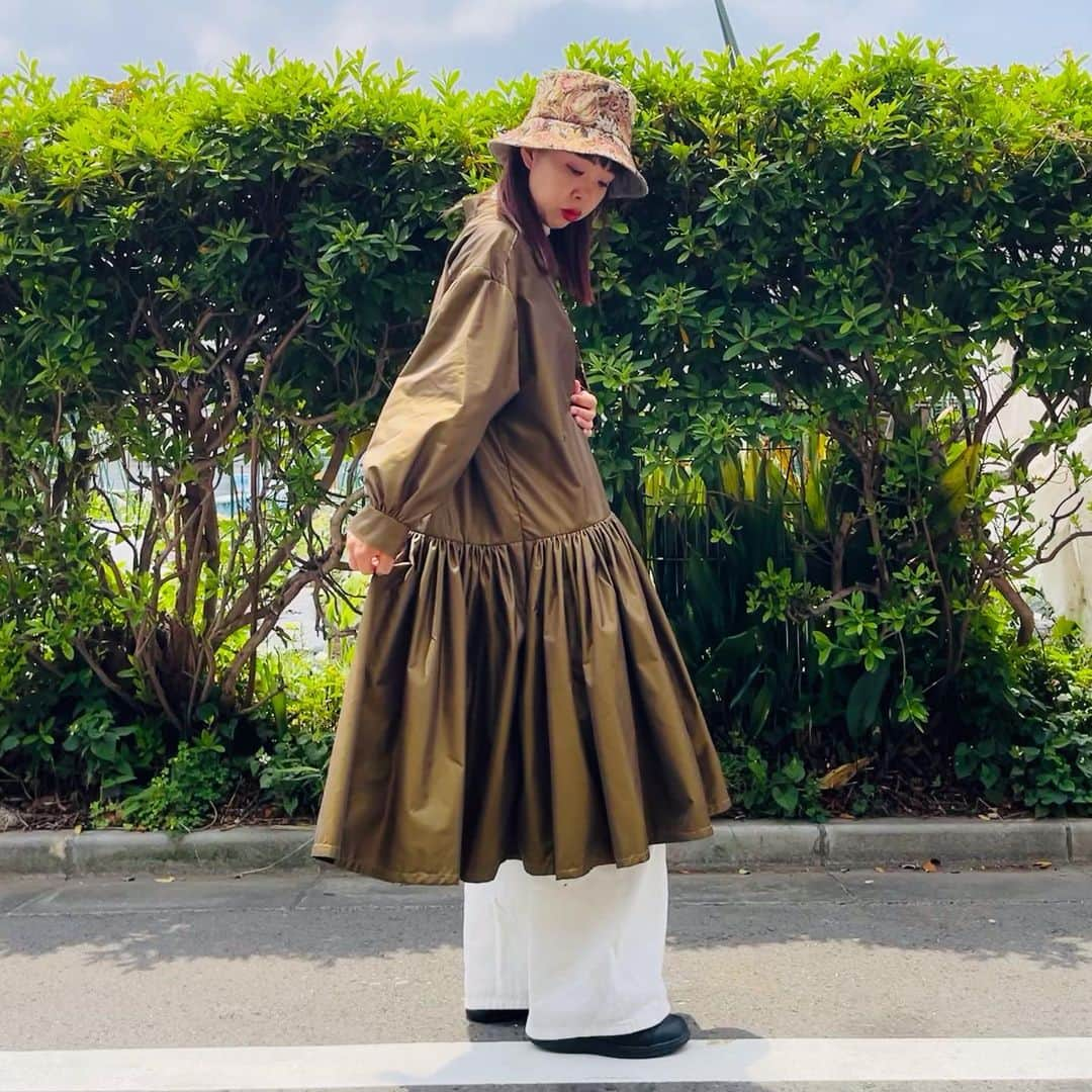 中村涼子さんのインスタグラム写真 - (中村涼子Instagram)「カーキのタフタ生地『HAORI』  カーキとゴールドが織り込まれた生地 右と左でデザインが変わる なんか憧れてたずっとこういうデザインに大好き  .  2023.5.24(wed)22:00〜新作洋服販売開始 RYOKO NAKAMURA japanサイトにて （プロフィールリンク一番上から飛べます✈️） すでにサイトでは公開されていますので、 詳細なサイズなど是非ご覧くださいませ🎨  #手作り服 #一点もの #この世に一つだけで全く同じものが存在しないもの #それが一点もの  ーーーーーーーーーーーーーーーー  新作『HAORI』 サラッと羽織れて、その日の主役になってくれる薄手のアウター  ちょっと暖かい、ちょっと寒い 人生何度も私は季節の変わり目にこう思ってきました 「何着りゃいいんだ」 それを全て解決してくれたのが このデザインのアウターです。  コートとも、シャツとも呼べぬ 今着ている服に、もうプラスワン、羽織れる 『HAORI』  一枚で、自分を〝美しいデザイン〟の中に取り込んでくれる、〝大きさ〟があるのもポイントです。」5月24日 1時48分 - nakamuraryoko56