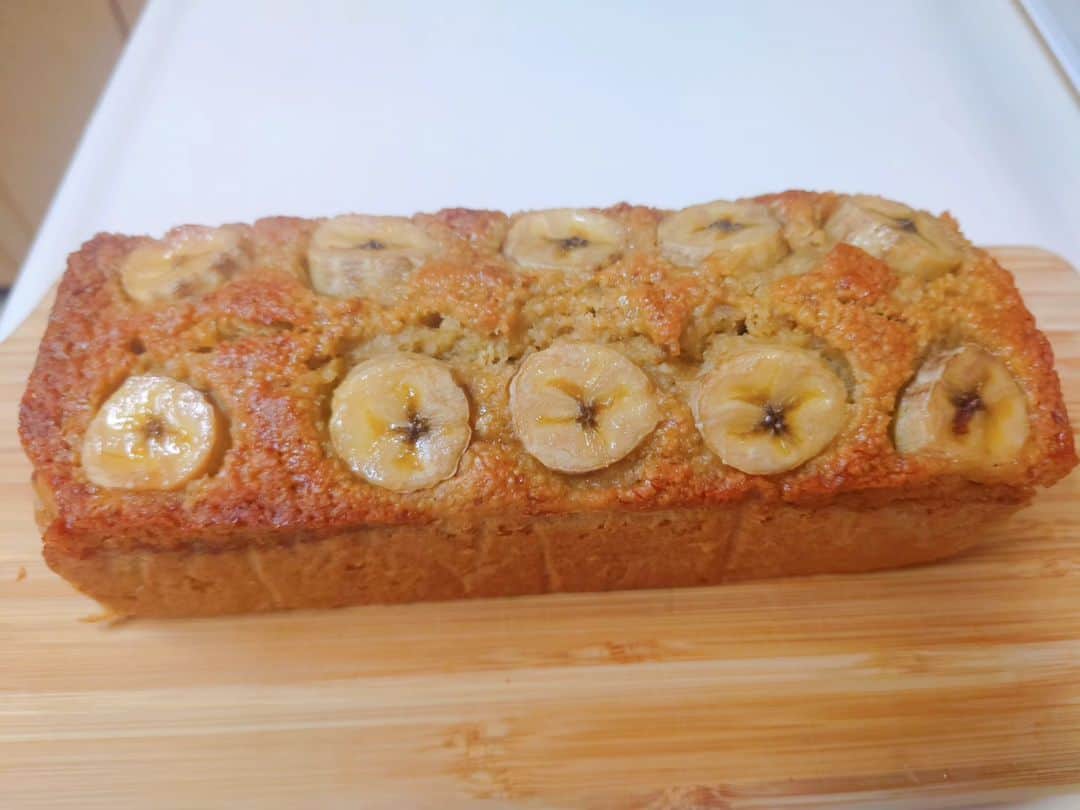 田畑祐一のインスタグラム：「久しぶりにケーキ焼いてみました。 小麦粉は使わずにオーツ麦をミルで粉砕したものを使ったダイエット仕様（笑）そこに卵2個 そしてバナナを2本丸々潰して混ぜ込みました🍌 但し、それだけでは甘さが足りないので、これまたダイエット仕様の甘味料「アガペーシロップ」で甘みをプラス。 でも、果たしてこれを「ダイエット仕様」と呼んで良いのかどうか？どんなに言い訳をしてもやっぱり甘いケーキだし😴 あ、200℃のオーブンでしっかり焼いてるからきっとカロリーはゼロになってるはずだ。何処かでそんな話を聞いた覚えがある👌」