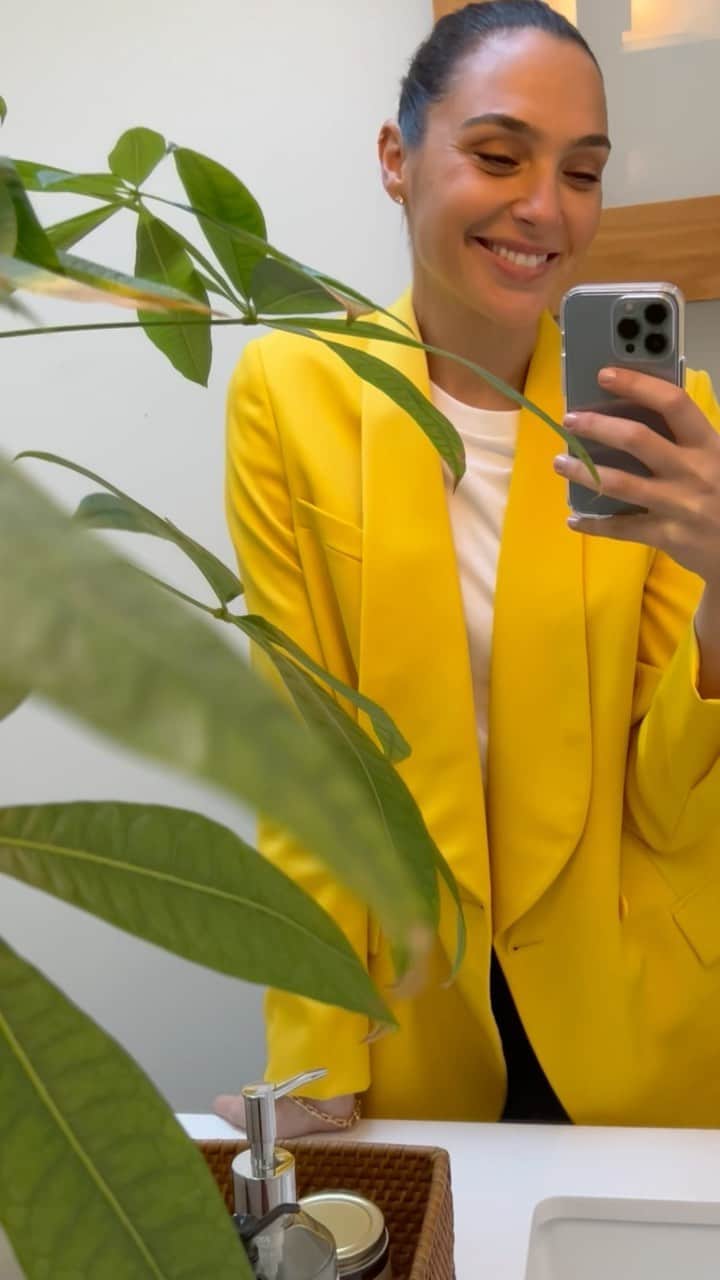 ガル・ガドットのインスタグラム：「Hey Hey... Elote! 🌽🌽 @allgoodles   GG, Founding Partner」