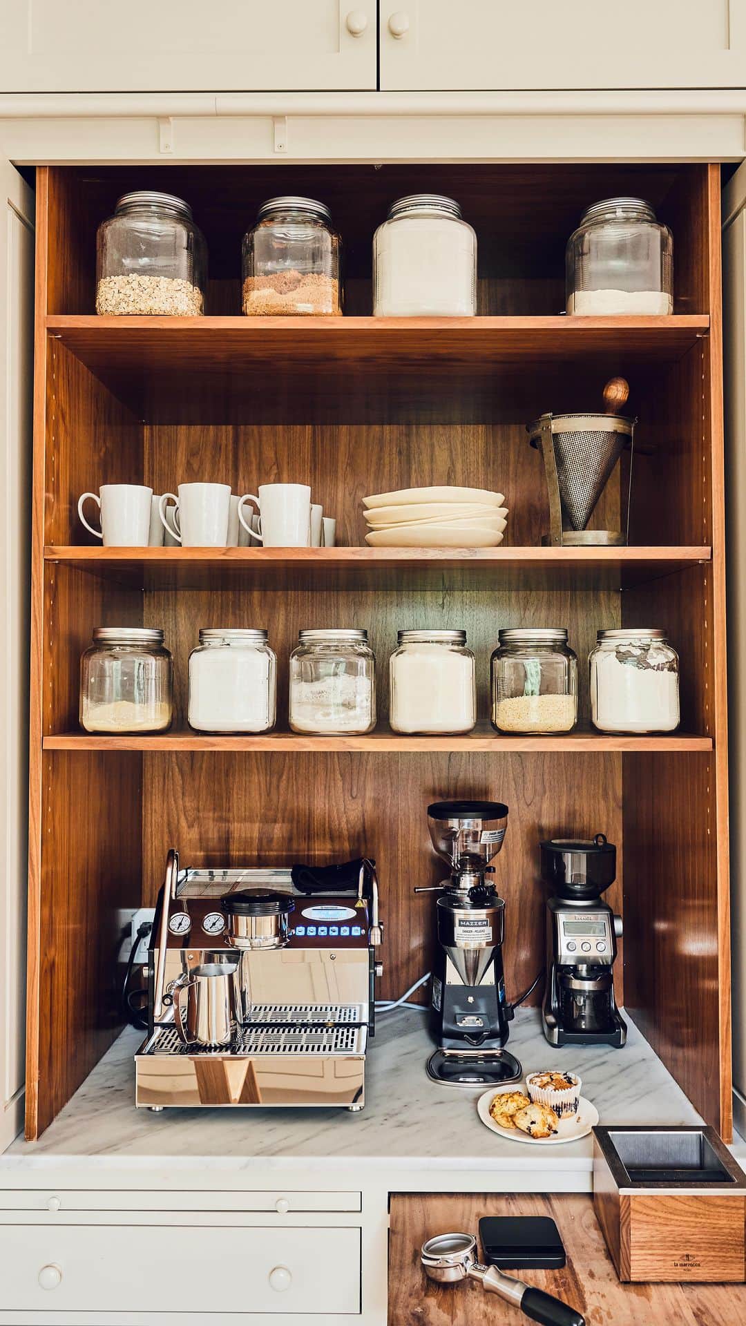 Gaby Dalkinのインスタグラム：「@whatsthomaseating makes me a VERY VERY extra Iced Latte every morning mostly because he loves me but also because @lamarzoccohome hooked him up with chicest machine of all times!   18.5 grams of beans to get 37g of espresso (should take about 25-35 seconds to pull the double shot) Steam 10oz of any milk Mix espresso and milk into shaker filled with ice to fully mix and emulsify the igrendients for the most perfect consistency. (NOTE* wait for the drink to cool a bit before you shake)  Pour over ice and enjoy!!」