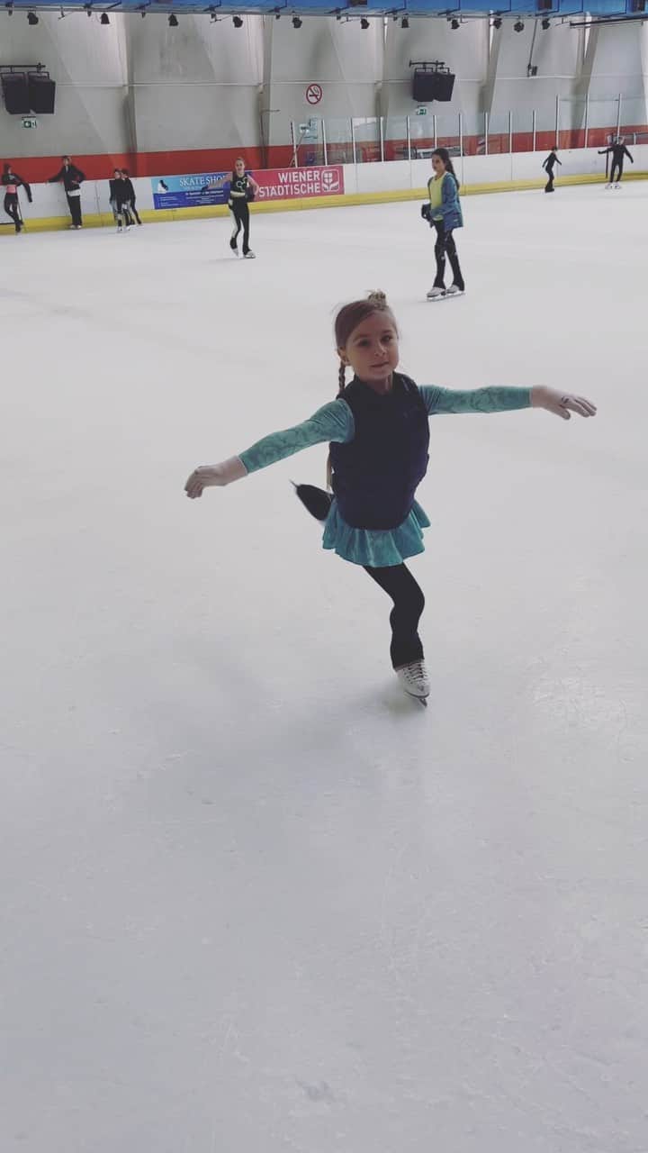 ケルシュティン・フランクのインスタグラム：「Missy is working hard on those Toeloop Combos 💪🏼  #isufigureskating #littlemunchkin #workinghard #improvingeveryday #proudcoach #skateaustria」