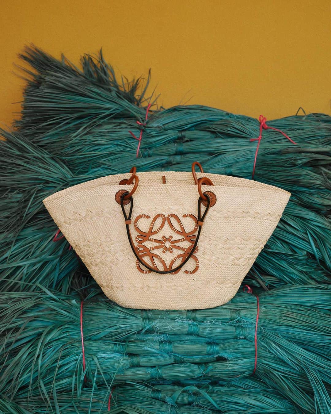 Loeweさんのインスタグラム写真 - (LoeweInstagram)「The craftswomen who make our Iraca baskets in Colombia are part of a thriving artisan community that offers friendship, financial independence and an important support network.  Our new scholarship programme aims to enable their children to attend university, an initiative developed in collaboration with the non-profit organisation Fundación Solidaridad por Colombia, founded in 1975 to promote human solidarity, welfare and youth education.  #LOEWE #LOEWEpaulas」5月24日 1時57分 - loewe