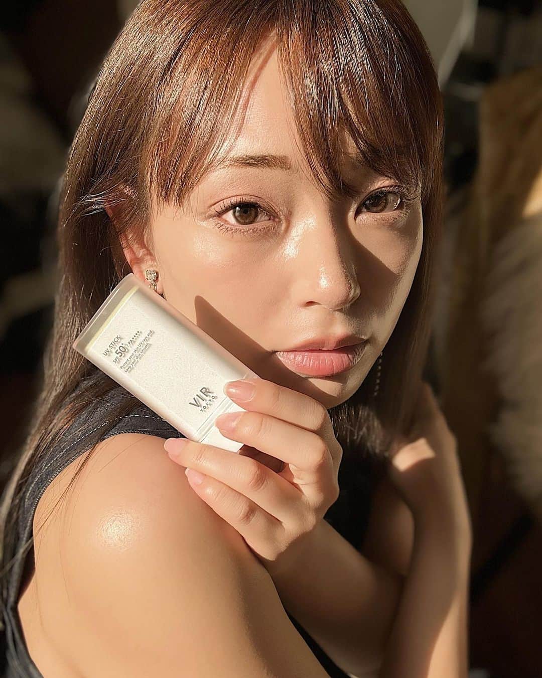 Yuuki mimuraのインスタグラム：「🌞  . VIR TOKYO🕶️ 日焼け止め メンズ サンスティック UV SPF50+ PA++++  ウォータープルーフ  男性向けのスティックタイプの日焼け止め🧴  男性だけが使うのはもったいないくらい使いやすいっ! スティックタイプの日焼け止め、 今年初めて使ってみたんだけど 本当に良くて 色々なブランドのを試しているんだけど、 こちらもとってもよかったのでおすすめ！  ベタつかない成分を使用し、 肌をサラサラにキープしてくれる！ 女性以上に何か塗ってる感が 苦手な男性向けに作られているからか ベタベタする感じが全然なくて これは女の子も絶対気に入ると思う⛱️ 白くなる成分や素材も不使用で お洋服やバッグが白くなっちゃうこともない！ そしてウォータープルーフで水や汗にも強い❤️‍🔥 汗をかきやすい方やスポーツや アウトドアをする方にもおすすめ🙆🏼‍♀️🙆🏼‍♀️🙆🏼‍♀️  #VIRTOKYO #日焼け止め #メンズスキンケア  #提供#スキンケア#美容#紫外線#紫外線ケア#夏」