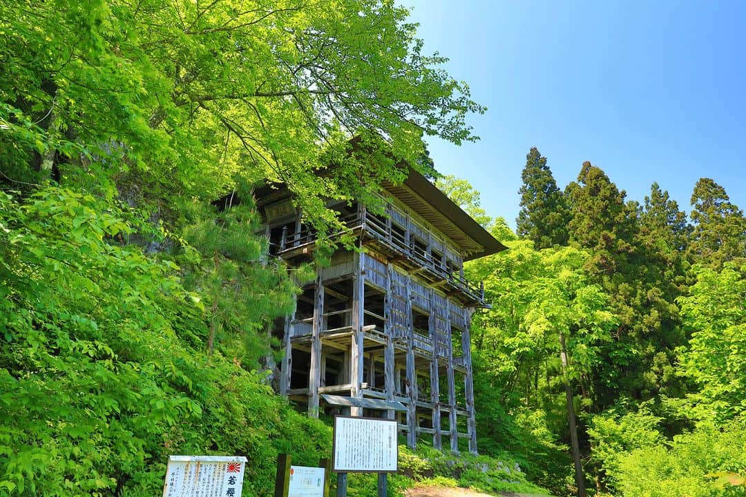 福島県さんのインスタグラム写真 - (福島県Instagram)「【左下り観音（会津美里町）】  「左下り(さくだり)観音」は建立以来千年以上といわれる観音堂で、会津三十三観音の第21番目の礼所として有名です。鎌倉時代には修験道の修行に先立ってこもるお堂として使われていたそうです。  山の中腹にある岩を切り開き構築した三層閣のお堂は高さ14.5m。下から見上げると迫力があり、お堂からは磐梯山や近くを流れる大川など、会津の雄大な自然を望めます。  観音堂内には本尊のほかに、秘仏「くびなし観音」があるそうです。くびなし観音にはとある伝説があるそうなので、調べてみると面白いかもしれません。  #左下り観音堂 #左下り観音 #会津三十三観音 #会津美里町 #福島県 #aizumisatotown #fukushima #RealizeFukushima #NotADreamFukushima #ひとつひとつ実現するふくしま」5月23日 17時00分 - realize_fukushima