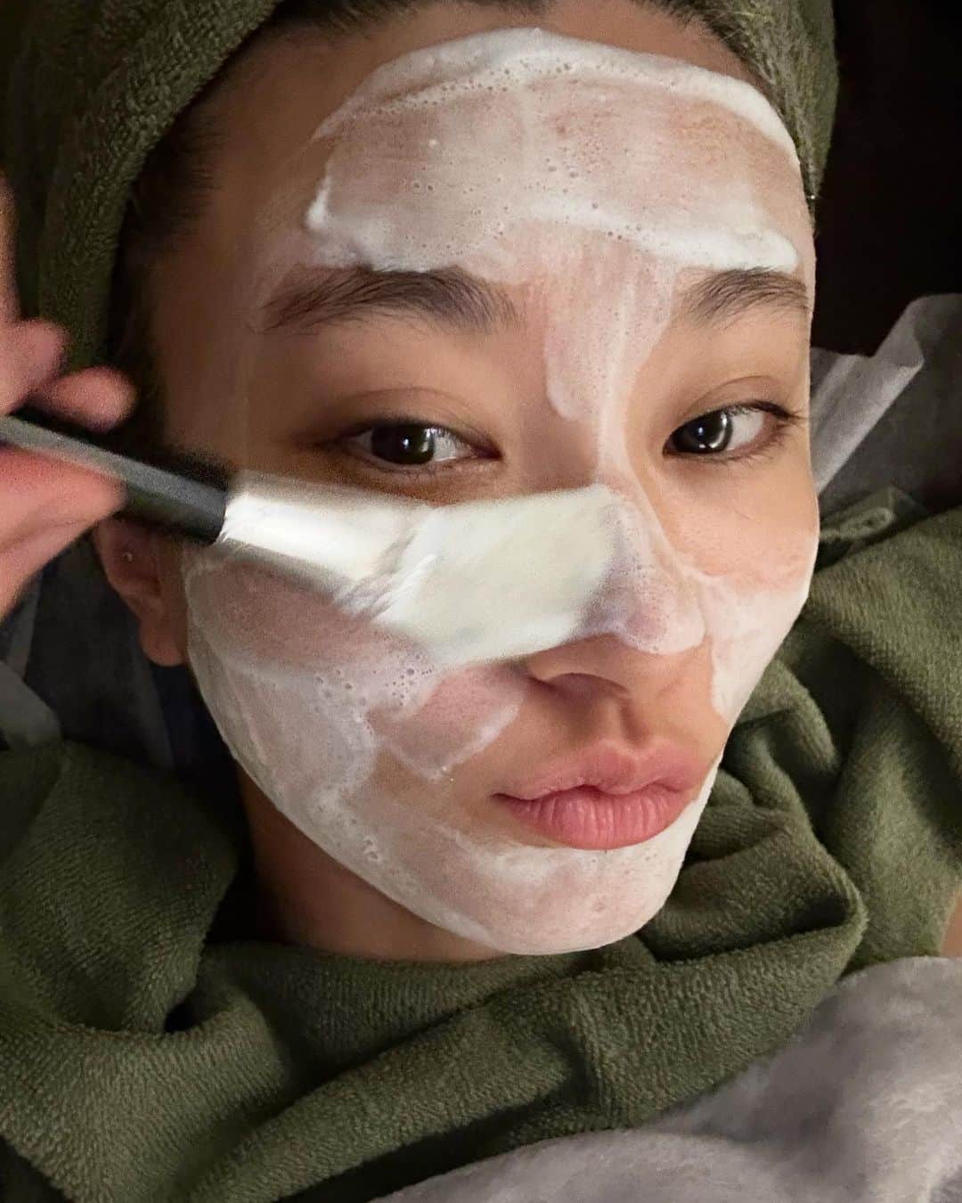 のインスタグラム：「赤ちゃんみたい😂💖 #脳洗浄レポ  前日飲みすぎて顔ぱんぱんで仕事終わりに @parafuse.tokyo.kazue のとこへ脳洗浄🧠しにいきました✨  デスクワークで肩も凝ってるし DJ現場前に駆け込み🙋‍♀️✨  しぇりがデビューしたての頃ぶりやから3年ぶり？で さらに技術あげまくっててびっくりするくらい顔周りのむくみもデコルテ&首周りからくるコリも流れて 食いしばりで張ってた頬骨周りもスッキリ流してもらいました🥹💖✨  技術さらにレベルアップしててびっくりした〜🥺🥹✨こりゃ人気になりますわ🥺🥹✨  感覚がいい人って何しても上手なんやな、DJも上手やし🥹🥰 kazueプライベート&DJ垢👉 @shelitaaan   技術凄いのbefore after見せたくて  無加工で載せてるので  施術中でのタオル巻いてた寝癖は悪しからず🙋‍♀️🫧  肌の血行も良くなってぴかぴか✨パックもしてもらって赤ちゃんみたいに👶🏻なった🥰💖  しぇりありがとう👀✨ 90分16500円の行く価値あるわ〜😳🌿お友達割引してもらえるので興味ある子はこっそりDMしてください🐝✨  #parafuse脳洗浄  #脳洗浄」
