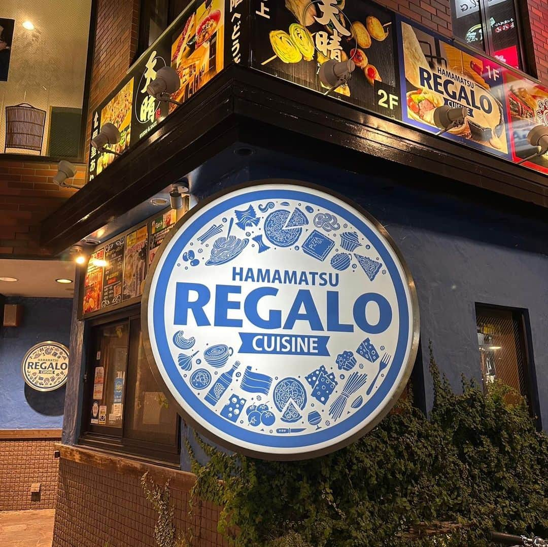 遊佐ちえみさんのインスタグラム写真 - (遊佐ちえみInstagram)「🍻🎂🎊  📍REGALO 静岡県浜松市中区肴町317-19　  先日誕生日のお祝いをしていただきました！ 4月20日生まれの杏奈ちゃん(@annaaa420 )と共に💗  美味しいお料理と自分で作るお酒🥃  焼酎、レモン酎ハイ、ウイスキーのサーバーが それぞれのお席に付いていて 好みの濃さでお酒を作ることが出来ます！  シロップの種類も豊富！  三ヶ日みかん🍊のシロップに 地元愛を感じました♥️  個人的には三ヶ日みかんハイボールがオススメです！🍊  サプライズで用意していただいた バースデープレートもとっても可愛かった💗  ありがとうございました🌹  #誕生日祝い #バースデーサプライズ #オシャレ #居酒屋 #REGALO #浜松 #おすすめ居酒屋 #自分で作るお酒 #お肉が美味しいお店 #三ヶ日みかん #浜松ディナー #浜松居酒屋 #海の湖HAMANAジェンヌ #visit浜名湖」5月23日 19時45分 - yusa_cgram