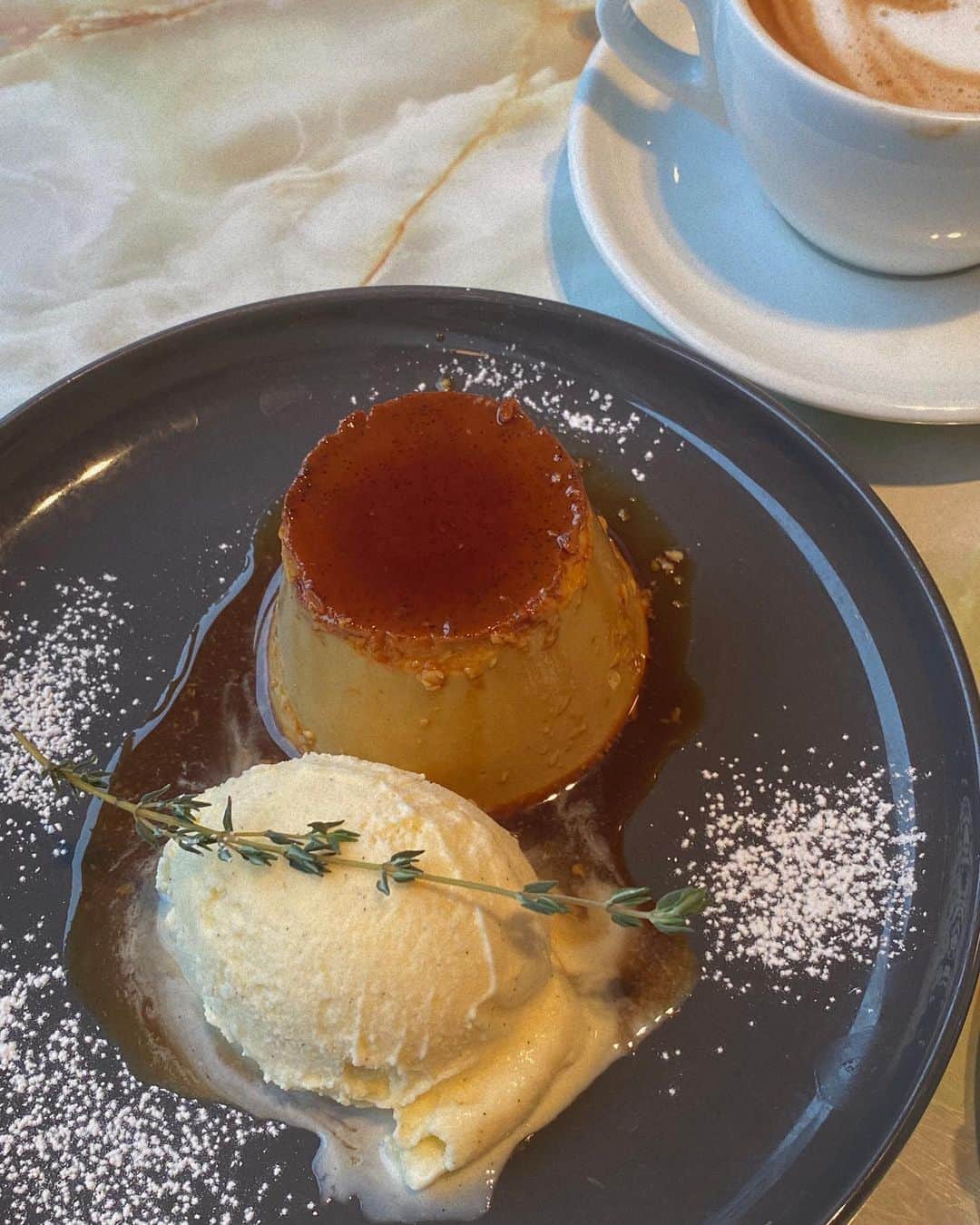 のインスタグラム：「. 最近食べたプリンたち🍮  固めのプリンにハマってます🤭  皆さんのおすすめの場所あればぜひ教えてくださいな♪」