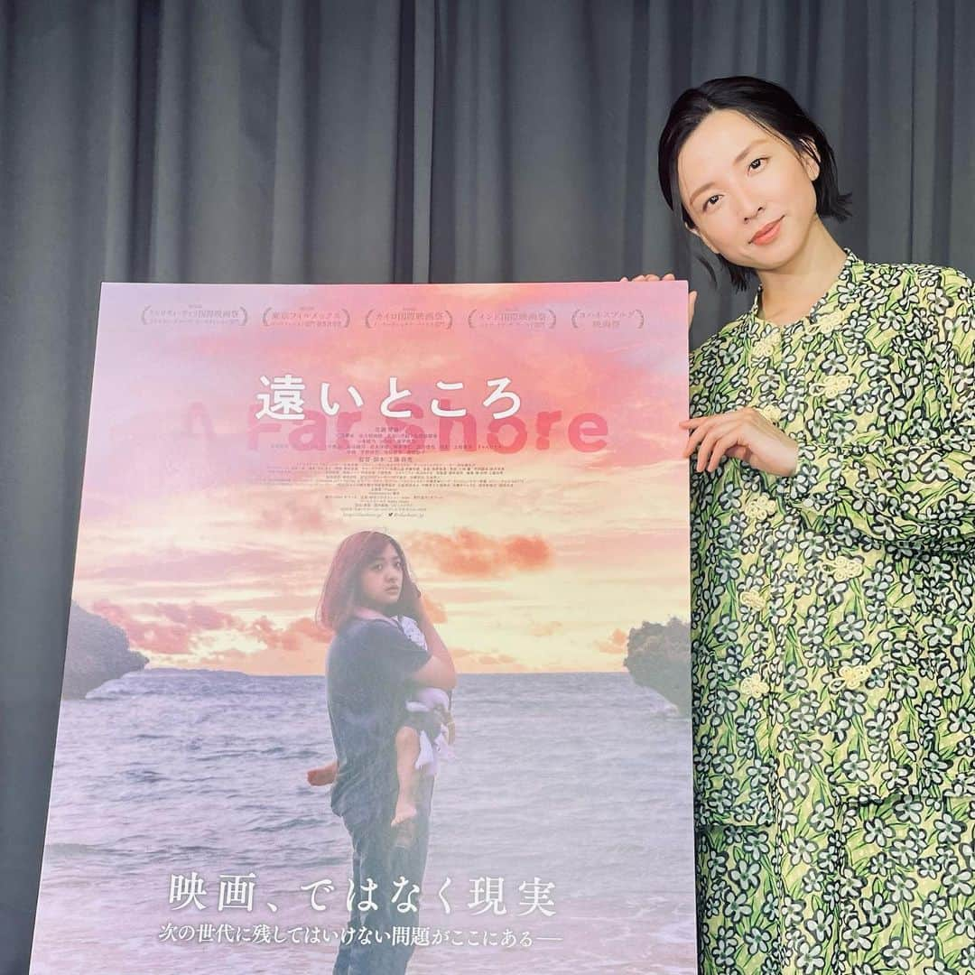 早織さんのインスタグラム写真 - (早織Instagram)「映画『遠いところ』 の宣伝のため、工藤将亮監督 @kudo_masaaki と、わたしが以前より縁のあったとある番組に出演しました。  工藤さんに聞きたかったことをじっくり聞けてよかった。映画とともにご覧いただけると嬉しいです。番組のこと、またご報告します。  『#遠いところ』 @afarshore_jp は 2023年6月9日(金)より沖縄先行公開  7月7日(金)より全国順次公開です。  ぜひお近くの劇場で。 何卒よろしくお願い申し上げます。  ドラマ『#東京の雪男』でお世話になった中村了太さん @ryotanakamu にヘアメイクをお願いし、とても素敵にしていただけました（おまかせしてまったく不安がないのです。ほんとすごい）  お洋服は、A PUPIL @apupil_official の花柄ノースリーブワンピースにチャイナシャツを羽織っています✌️」5月23日 17時10分 - saorioboegaki