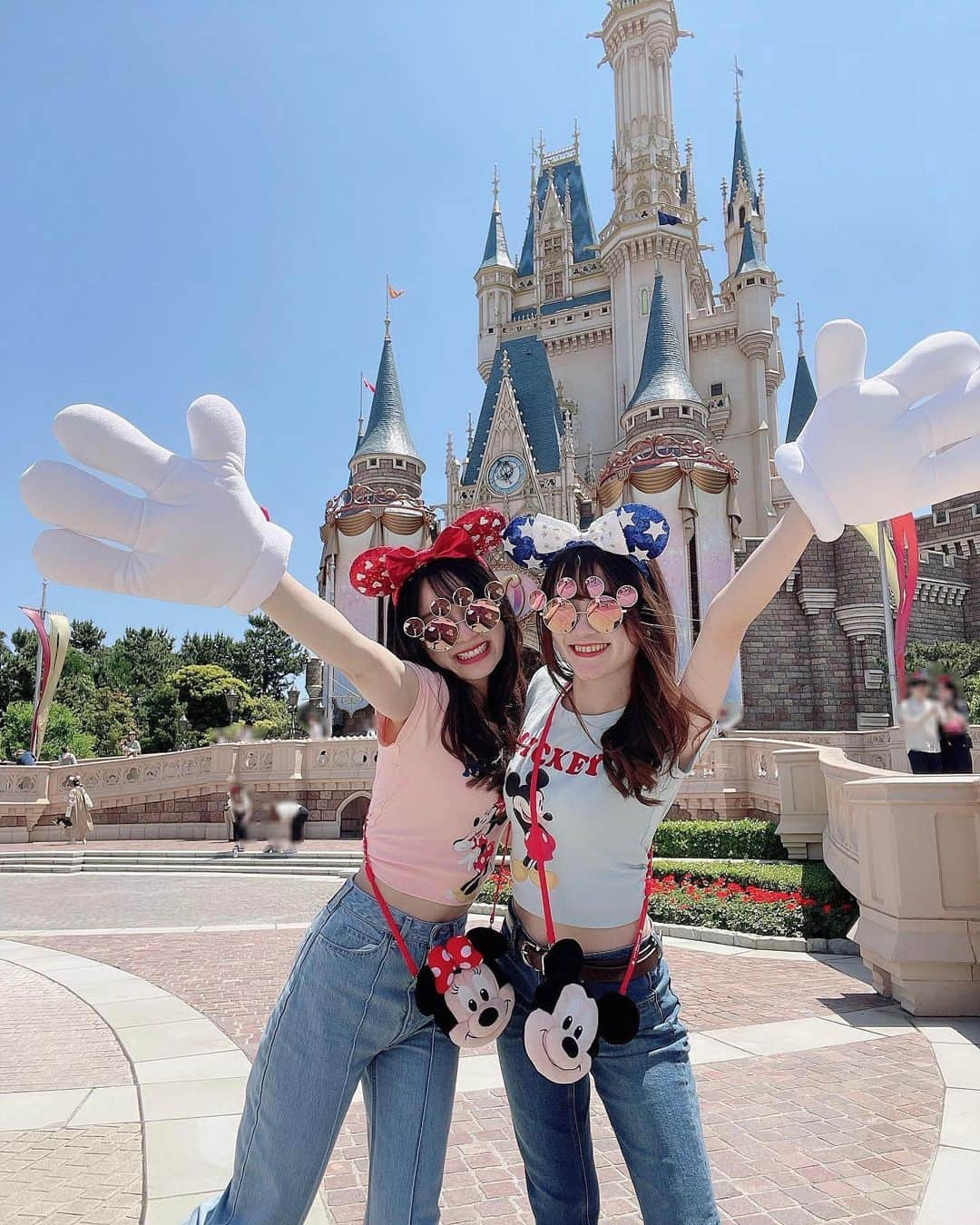 水澤彩佳さんのインスタグラム写真 - (水澤彩佳Instagram)「⁡ ⁡ ⁡ ⁡ かなちゃんとディズニー🏰🐭゛ ⁡ かなちゃんとインパするの久しぶりでした！ お酒のんだり、アイス食べたり、 ハモカラみたりめっちゃ楽しかったああ！ だいすきい〜⸜(* ॑꒳ ॑* )⸝ ⁡ ⁡ ⁡ ⁡ ⁡ ⁡ ⁡  #東京ディズニーランド  #tokyodisneyland  #tokyodisneyresort  #ディズニーコーデ  #ディズニーランド  #ディズニーフード  #ディズニーフォトスポット  #ディズニーカチューシャ #ディズニー40周年  #ディズニー40周年グッズ  #ミッキーコーデ #Tシャツコーデ #ハーリップトゥー #ハリプ #ディズニーおそろコーデ  #シミラールックディズニー  #シミラールック  #かなずん」5月23日 17時12分 - m_i_zun