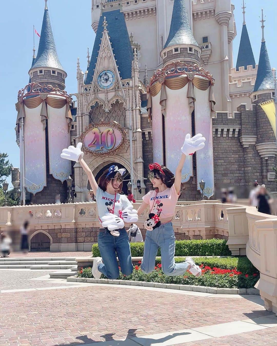 水澤彩佳のインスタグラム：「⁡ ⁡ ⁡ ⁡ かなちゃんとディズニー🏰🐭゛ ⁡ かなちゃんとインパするの久しぶりでした！ お酒のんだり、アイス食べたり、 ハモカラみたりめっちゃ楽しかったああ！ だいすきい〜⸜(* ॑꒳ ॑* )⸝ ⁡ ⁡ ⁡ ⁡ ⁡ ⁡ ⁡  #東京ディズニーランド  #tokyodisneyland  #tokyodisneyresort  #ディズニーコーデ  #ディズニーランド  #ディズニーフード  #ディズニーフォトスポット  #ディズニーカチューシャ #ディズニー40周年  #ディズニー40周年グッズ  #ミッキーコーデ #Tシャツコーデ #ハーリップトゥー #ハリプ #ディズニーおそろコーデ  #シミラールックディズニー  #シミラールック  #かなずん」