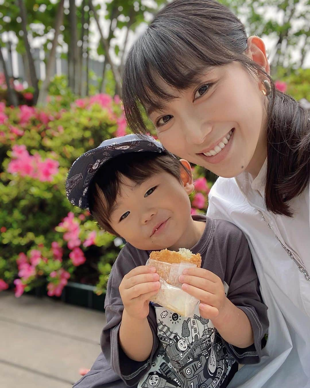 渡辺順子さんのインスタグラム写真 - (渡辺順子Instagram)「今年もお世話になります親子で紫外線対策に🌞 #紫外線予報さらさらuvスティック   1歳から使えて 子どもが嫌がらずに使える日焼け止めを探してた時にであったこの子  日焼け止めを嫌がるどころか 『塗りたいのー!!』って奪われるwww ノリノリで👦🏻自ら塗ってくれるのでありがたやー♡  スティックタイプで塗りやすいし 塗ったあとのさらさら感も良くてお気に入り  ☀️SPF 50+ PA++++ ウォータープルーフでありながら 石けんで簡単に落とせる処方で 我が家ではお出かけの時のマストアイテムになりつつある  去年早々に店頭から姿を消して ネットでは高値がつく店舗もチラホラ…  今のところ色んな店舗で在庫も豊富そうだし 正規価格で販売されてるので 今季はリピートできると信じている✨  リピしたいくらいお気に入りではあるんだけど 塗布した腕で黒い服に擦れた時に すこ～し白くなった時があるので 濃いめの色を良く着る方は気にかけて使ってね  #日焼け止めスティック #子どもも使える日焼け止め #紫外線対策グッズ #石澤研究所 #紫外線予報とお出かけ #子ども日焼け止め #1歳から使える #日焼け対策  #3歳おとこのこ #おとこのこまま #子どもとおでかけ」5月23日 17時13分 - nabejun_room