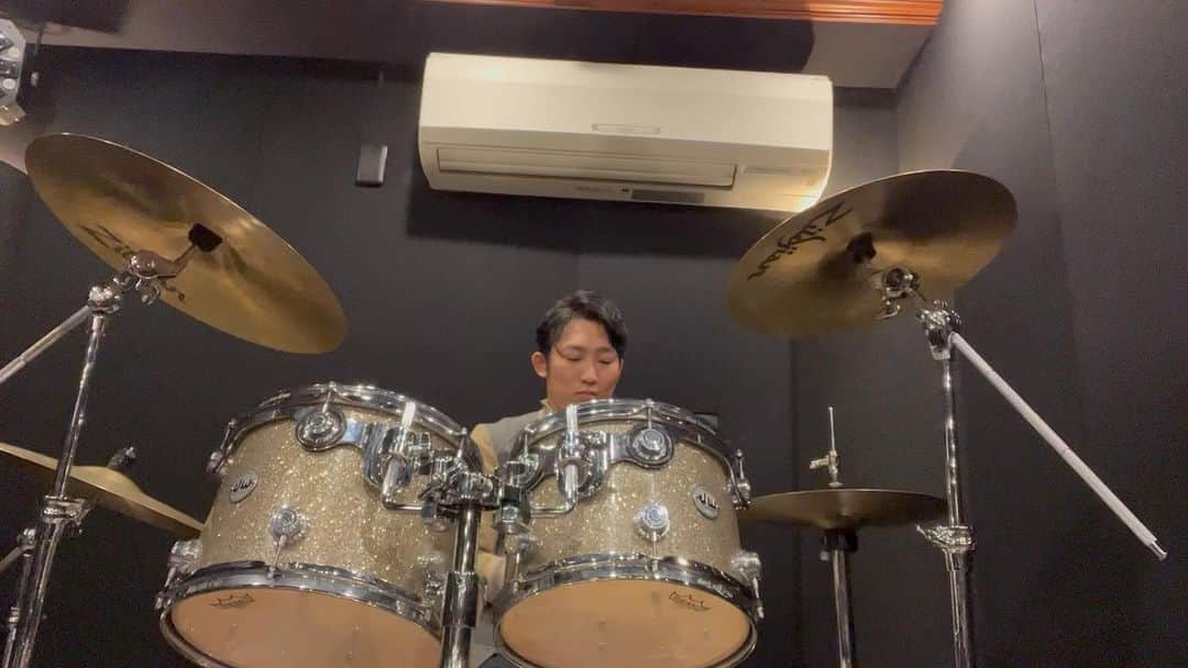 石田明のインスタグラム：「初ドラムに挑戦。  見よう見まねで30分。めちゃくちゃむずいやん。   #初ドラム  #ドラム初心者」