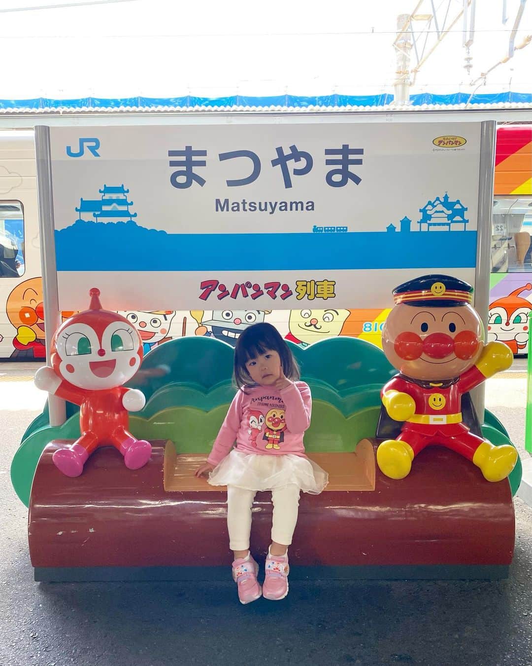 橘知衣代さんのインスタグラム写真 - (橘知衣代Instagram)「* ２日目は予讃線8000系アンパンマン列車に乗って松山へ🚄  松山駅はいろんなところにアンパンマンがたくさんいて、写真スポットもたくさんありました✌️  松山は訪れるのが今回で2回目☺️ 広島からフェリーで行けるので、広島にいる間にまた行きたいなぁ🚢  #アンパンマン列車  #アンパンマン #松山駅」5月23日 17時20分 - chieyotachibana