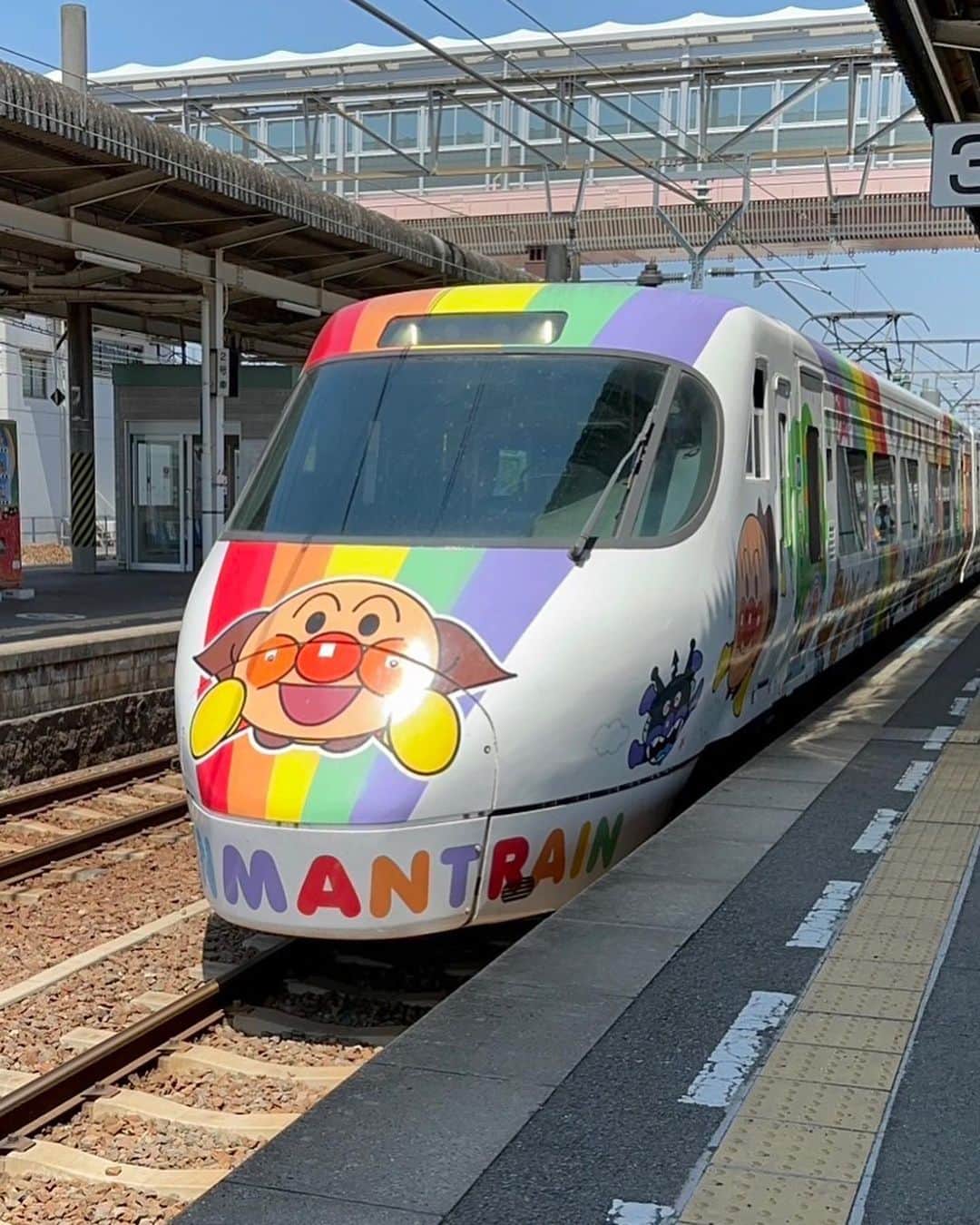 橘知衣代さんのインスタグラム写真 - (橘知衣代Instagram)「* ２日目は予讃線8000系アンパンマン列車に乗って松山へ🚄  松山駅はいろんなところにアンパンマンがたくさんいて、写真スポットもたくさんありました✌️  松山は訪れるのが今回で2回目☺️ 広島からフェリーで行けるので、広島にいる間にまた行きたいなぁ🚢  #アンパンマン列車  #アンパンマン #松山駅」5月23日 17時20分 - chieyotachibana