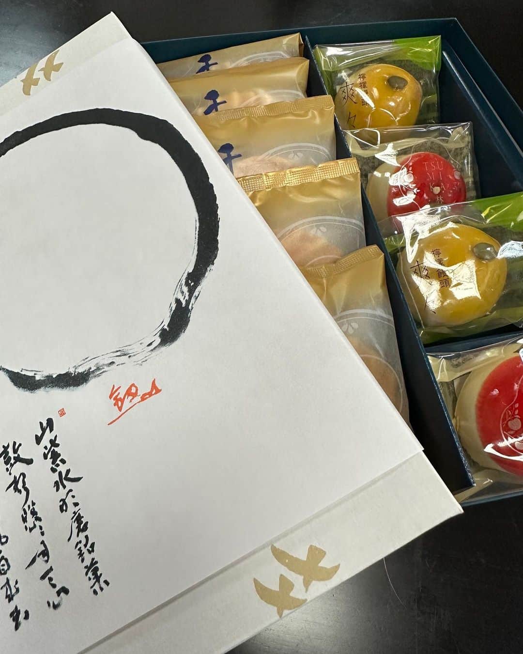 紫吹淳さんのインスタグラム写真 - (紫吹淳Instagram)「今日は1年振りの宇治茶カレンダー の撮影日 朝イチの新幹線で京都入り 先月も京都に来ましたが好きだな〜京都　 撮影スタートは11月12月 用 出して頂くお茶はお番茶、そしてお菓子が鼓月の千寿せんべい…撮影でお菓子を出して頂くのですが これはまた たまらなく美味しくて撮影のお楽しみの一つです #宇治茶  #宇治市 #鼓月 #千寿せんべい  #龍谷ミュージアム  #カレンダー」5月23日 17時21分 - jun_shibuki_official