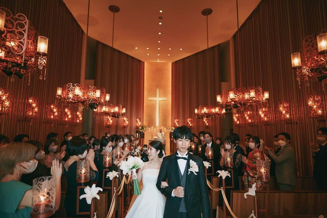 ラヴィ•ファクトリーさんのインスタグラム写真 - (ラヴィ•ファクトリーInstagram)「. 【写真で叶える結婚式】 . たくさんの人に愛されて挙げる結婚式＊ 素敵なおふたりはスタッフとも仲良しに✨ 大好きな人たちと過ごす結婚式を素敵なお写真に♩  . —————— Photographer: @guppy_photograph AREA:JAPAN, —————— @laviefactoryをフォローして #laviefactory #ラヴィファクトリー のハッシュタグをつけて お写真を投稿してみてくださいね✳︎ . こちらの公式IG（@laviefactory） で取り上げさせていただきます✨ . 思わず笑顔になれるハートのある 「家族写真」はラヴィクルール* >>>@laviecouleur_official . #wedding #weddingphotography #photo  #ハートのある写真 #instawedding #結婚写真 #ウェディング #ウェディングフォト #撮影指示書 #ロケーションフォト #前撮り#写真好きな人と繋がりたい #フォトウェディング #卒花 #後撮り #ウェディングニュース #前撮り小物 #前撮りフォト #前撮りアイテム #ウェディング撮影 #撮影構図 #前撮りアイディア #撮影指示書 #花嫁コーディネート #結婚式 #結婚式密着 #結婚式フォト #披露宴フォト」5月23日 17時22分 - laviefactory
