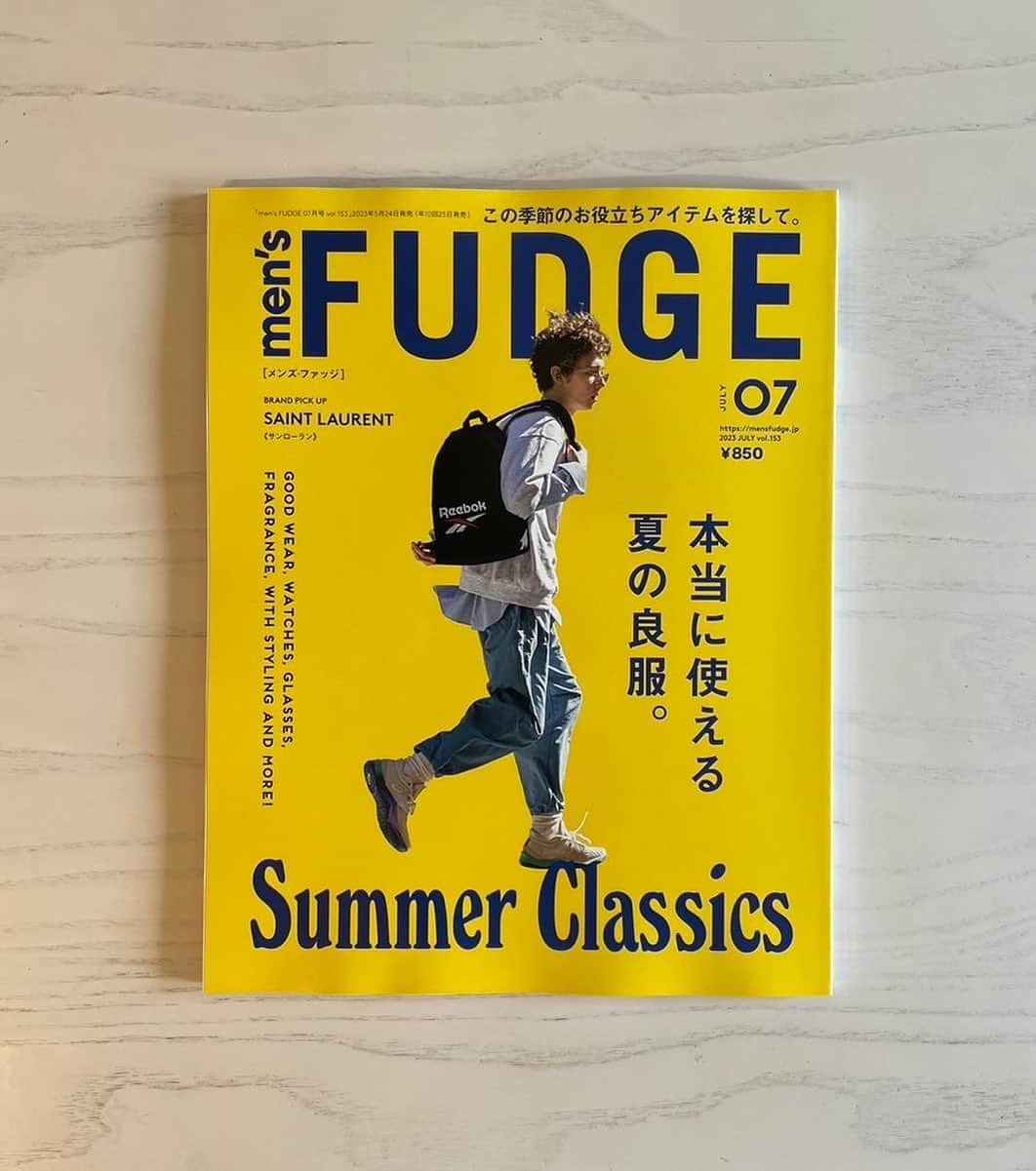 men'sFUDGE さんのインスタグラム写真 - (men'sFUDGE Instagram)「men’s FUDGE 07月号、明日発売です。今月号は夏の風物詩、向日葵のような黄色い表紙が目印。サマークラシックスをテーマに、夏のマンネリ化を防ぐためのご提案をします。  ＂これを持っていれば大丈夫!＂を紹介するその名の通りのサマークラシックスをはじめ、手数を少なく楽しむ賢い夏の着まわし、季節感のある白の着方、楽ちんが合言葉のサマースタイル、夏といえばのTシャツカタログ、そして軽やかなスポーティミックス。さらには、腕時計＆メガネにフレグランスを加えて、この季節の名脇役たちまでお届けします。  夏を迎え入れるための特集をギュウギュウにパッケージした最新号。ぜひ全国の書店、コンビニ、またはオンラインストアでお買い求めください。  photo：Daisuke Taniguchi styling：Kazuyuki Tamura hair&make：Asahi Sano model：Nikolay edit：Go Suzuki〈KIP Inc.〉 design：Kentaro Inoue〈CIRCLEGRAPH〉  #mensfudge #メンズファッジ #fudgeboy #ファッジボーイ #cleanboy #クリーンボーイ #fudgemagazine #ファッジ #goodstyle #グッドスタイル #playbasic #プレイベーシック #newold #ニューオールド #summerclassics #夏定番 #サマークラシックス」5月23日 17時32分 - mensfudge