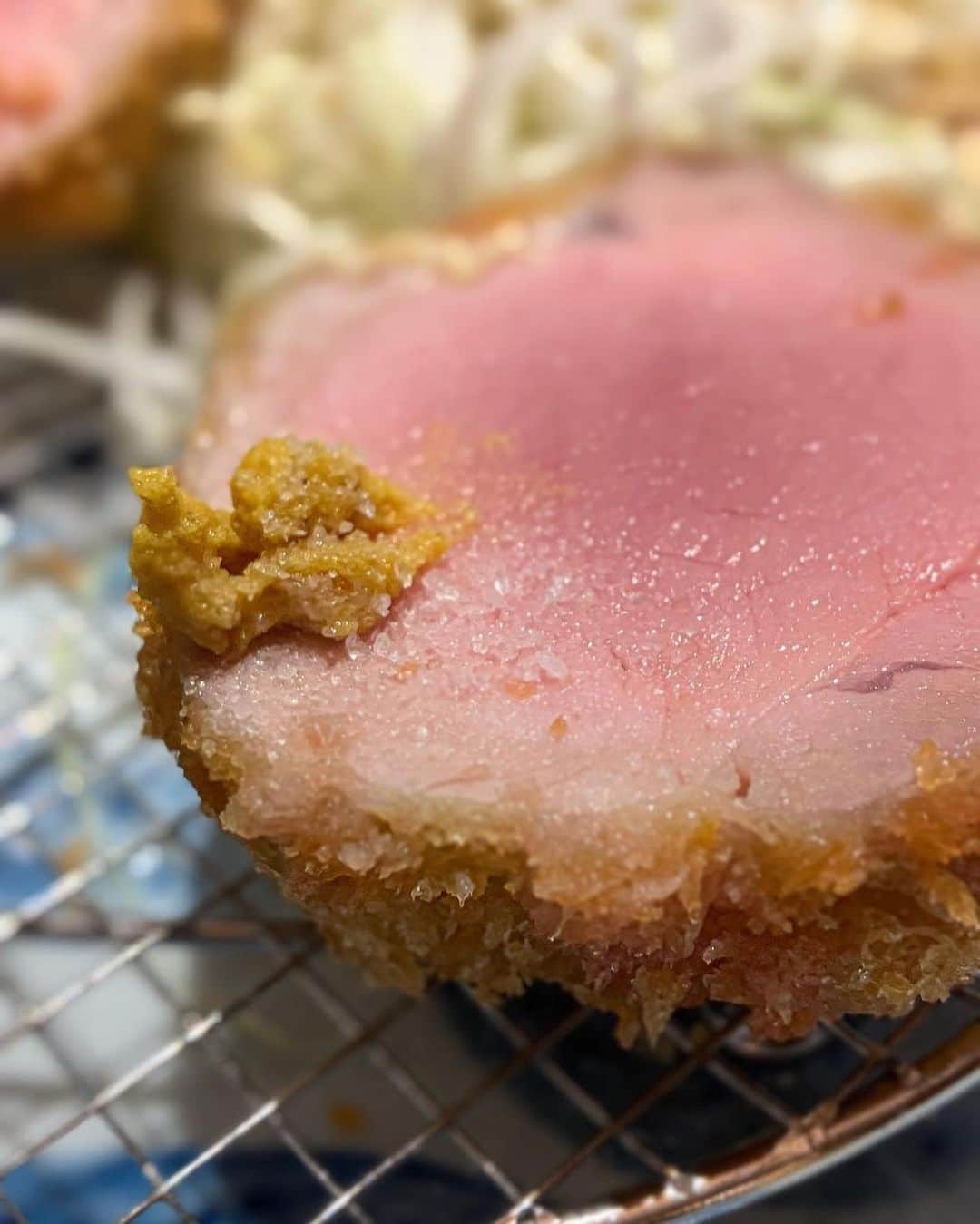 ナゴレコさんのインスタグラム写真 - (ナゴレコInstagram)「📍「ぶた いながき」 ･････････････････････････････････････････  瑞穂区・桜山にあるとんかつ専門店をご紹介🐷 「ぶた いながき」さんでは、こだわりの豚肉を使った定食メニューが楽しめるみたい✨  ピンク色に輝くお肉の断面に思わずうっとり…💕 ゴロゴロと盛られたビジュアルも食欲がそそられるよね！ じっくり揚げられたとんかつはジューシーで美味しいこと間違いなし⭕️  定食メニューの中には数量限定の銘柄豚を使ったとんかつもあるみたいだから、いろいろ選んで決めたい人は早めに来店すると良いかも✊✨  「美味しいとんかつが食べたい！」そんな時にはぜひ行ってみて欲しいお店です🥢  ┈┈┈┈┈┈┈┈┈┈┈┈┈┈┈┈┈┈┈  🍤名古屋のローカルグルメメディア【ナゴレコ】🍤  名古屋人がレコメンドする本当に美味しい名古屋めし🥢 これさえフォローしておけば、街の流行りがきっとわかる◎ 100名以上の編集部で作り上げる、名古屋エリア最大規模のグルメメディアです📝  他の投稿はこちらから👉 @nagoya_food  ┈┈┈┈┈┈┈┈┈┈┈┈┈┈┈┈┈┈┈  #ナゴレコ で、あなたの投稿をリポスト！ webサイト「ナゴレコ」もチェックしてね👀 ･････････････････････････････････････････  ☞ photo by （ @dai_nagoya_eating ）  📍名古屋市瑞穂区 ☑ぶたいながき (@ ) 𓌉◯𓇋 特上ヒレカツ定食 　 　 　　 (｀・ω・´) 名古屋にはレアとんかつを食べられる お店が幾つかありますが、まず食べたいと 思ったのがコチラの“いながき”さん。  　 実はこれが2回目。 　 以前行った時は開店の11:30に着くと 10組以上の待ちがおり、諦めました。泣  　 そして、リベンジの日、10:30に到着。 さすがに誰も並んでいませんでした😅  11時頃にお店の方が屋内の待ち合い室に案内してもらい オーダーの説明を受け、自らのスマホで注文。  　 まずはこのビジュアル。 綺麗な肉の薄ピンク色。 この手のとんかつは肉のレア色に目が行きますが いながきさんは衣を是非見てあげてください🥺  ザクザク衣のトンカツ店が多い中、この繊細な薄い衣。  口に入れた時の食感も繊細さが伺える微かなサクッ。  衣が薄い分、肉への到達も早い。 柔らかくしっとりとしてジューシー。 噛めば噛むほど肉の甘みが広がります🤤  　 塩、からし、ソースとありますが 断然に塩がおすすめです‼️ そして、からしも。からしは 良いアクセントとなります👌  　 味噌ダレぶっかけた味噌カツが1番だと思う 名古屋の味に染まったイかれた舌の持ち主ですが このとんかつには塩‼️  ソースや味噌は折角の肉の美味しさを 台無しにしてしまうと思うんですよね。  なので是非、塩で食べて欲しいです。  　 そして、隣の人が食べていたメンチカツが 美味そうだった！食べたい！ 　 　 　 ⁡ 🈁 愛知県名古屋市瑞穂区洲雲町3-26 ブロアセレッソ 1F 📞 052-841-3968 🈺 11:30～14:00 18:00～20:30 ⛔️火曜、水曜 📋メニュー表あり 🅿️6台」5月23日 17時32分 - nagoya_food