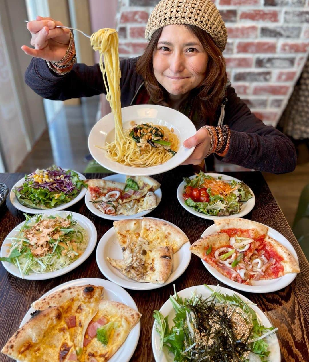 のインスタグラム：「ちょっと奥様！！ パスタ1品とサラダバーとピザ食べ放題がついたランチセットがあるんですのよ！  しかも1400円ですって！やだ素敵！( ﾟдﾟ)✨  #カプリチョーザ札幌北一条店 #札幌ピザ食べ放題 #今日は日替わりのピザが3種類 #サラダバーの野菜も新鮮 #トッピングやドレッシングの種類も豊富 #ドリンクバーも付いてこの金額安いわ #しかもランチタイム時間無制限 #パスタは蒸し鶏とほうれん草松の実のペペロンチーノスパゲティをチョイス #1品パスタは勿論の事食べ放題のピザも具沢山で美味い #たくさん食べさせていただきありがとうございます #北海道吃到飽 #北海道好吃 #ヒンナヒンナ」