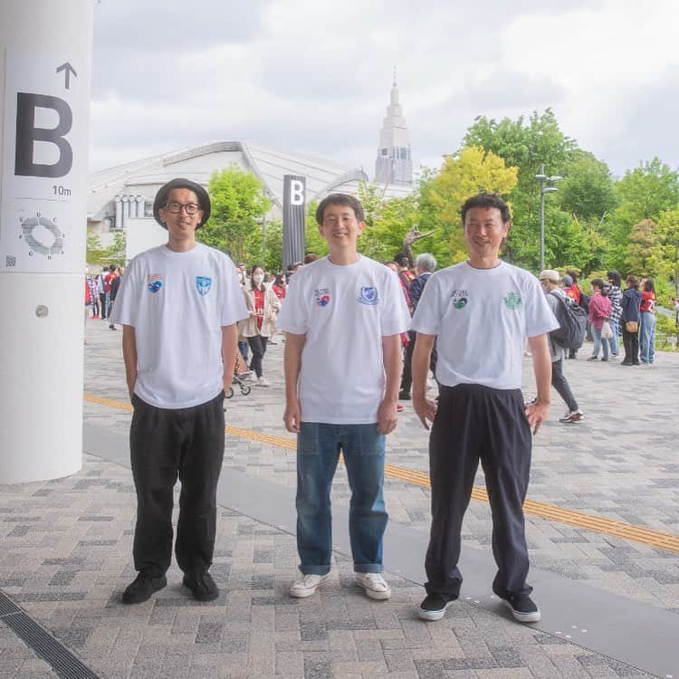 BEAMS JAPANさんのインスタグラム写真 - (BEAMS JAPANInstagram)「＜BEAMS SOCCER STAFF SNAP＞  会期残り7日！ たくさんのご来店お待ちしております！  ーーーーーーーーーーーーーーーーーーーーーー  〈BEAMS JAPAN〉が 日本のサッカー文化を盛り上げるプロジェクト 「BEAMS SOCCER」をスタート！  【POP UP開催店舗】 2023/4/26（水）～5/29（月） 販売店舗     ビームス ジャパン（新宿1F） @beams_japan ビームス ジャパン渋谷 @beams_japan_shibuya ビームス ジャパン京都 @beams_japan_kyoto ビームス公式オンラインショップ  【受注販売】 全国のBEAMS店舗(G&R/BEAMS RECORDSを除く)・ビームス公式オンラインショップ <各地の銘品とサッカーをかけ合わせた商品> 先行予約　3/30（木）～4/22（土） 一般発売　4/26（水） <60クラブコラボレーションTシャツ> 受注期間　3/30（木）～5/29（月）  各クラブのエンブレムとＪリーグキングをプリントしたTシャツ60種を本日3月30日（木）より4月5日（水）まで第一弾先行受注、またBEAMS SOCCERロゴグッズを含む銘品12種も予約受付開始 します。  ビームス公式オンラインショップのスタイリングページにて全国のショップスタッフ約180名がコラボレーションアイテムを自由にスタイリングしたファッションスナップを公開中です！ こちらからご覧ください！ https://www.beams.co.jp/news/3472/  @jleaguejp @beams_japan @beams_official  ーーーーーーーーーーーーーーーーーーーーーー  ※商品についてのお問い合わせは DM、又はお電話にて承っております。  お問い合わせ電話番号 BEAMS JAPAN 1F ☎︎ 03-5368-7314  ーーーーーーーーーーーーーーーーーーーーーー  #beams  #beamsjapan  #beamsjapan1st  #ビームス #ビームスジャパン #日本製 #madeinjapan #日本の銘品 #Jleague #Jleague30th #J30 #Ｊ３０ #Jリーグ #Ｊリーグ #Jリーグ30周年 #Jリーグ30周年コラボ #beamssoccerproject #beamssoccer #ビームスサッカー #soccer」5月23日 17時25分 - beams_japan