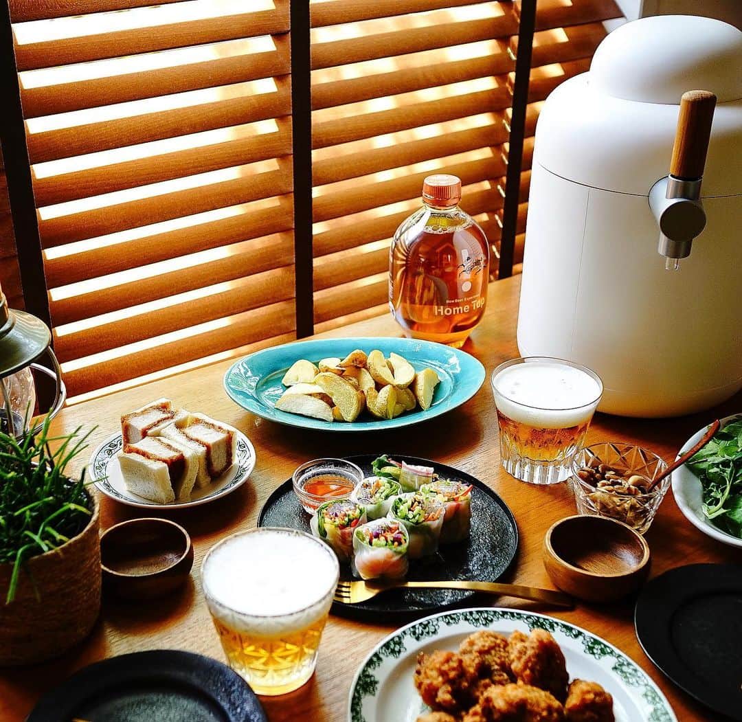 のインスタグラム：「2023.5.23  こだわりのビールを定期的に届けてくれる「キリン ホームタップ」  おうちで手軽にホームビアガーデンを楽しみたくて我が家も”夢の1ヶ月お試しプラン”からスタートしました。  庭の見えるリビングで、一口サイズの生春巻きやカツサンド、ポテトフライなどの簡単な料理と共に、ホームタップから注がれる新鮮なビールのおいしさは幸せすぎました🍻💕  ホームタップのおかげでおうちに居ながらとても至福な時間が過ごせ、素敵な暮らしが体験できています✨ シンプルだけど温かみのあるどんな食卓にも馴染むホームタップサーバー。  自分でシルキーでクリーミーな泡が作れるのかハードルが高いと感じている方もいるかと思いますが、うちの主人でも完璧に作ることができました🍺 とっても簡単な操作で注ぐ作業も至福な時間になっていますよ😊  我が家の今年の夏は「キリンホームタップ」と一緒に今まで過ごしてきたどの夏よりも満喫したいと思います🌻  ワクワクしかない😆❤️  #PR #ホームビアガーデン #ビールサーバーがある夏 #キリンホームタップ #夢の1ヶ月お試しプラン」
