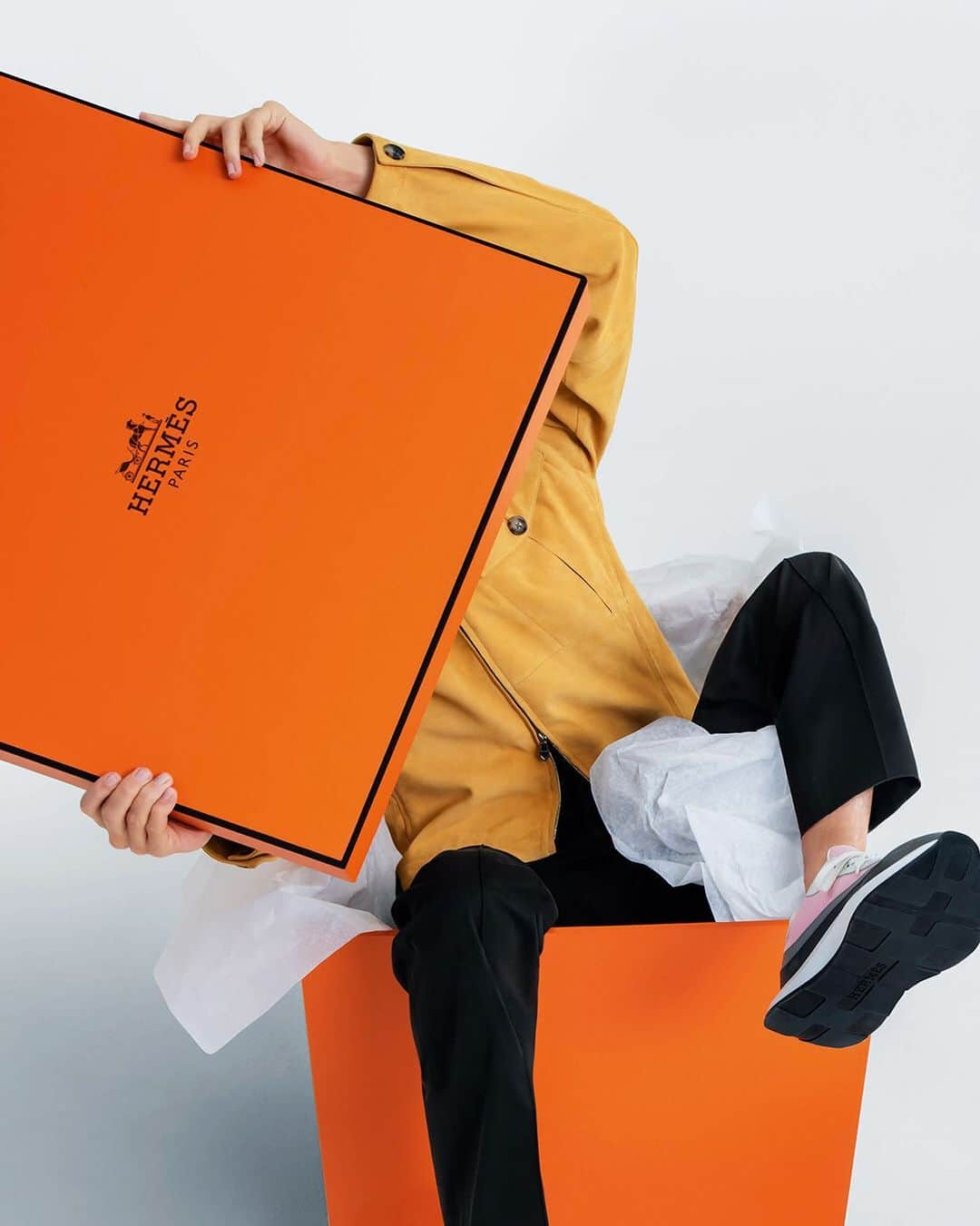 エルメスさんのインスタグラム写真 - (エルメスInstagram)「Astonishing orange. Orange is first and foremost about the box. Held in the hands, it is the promise of a gift.  #AstonishingOrange #SpringSummer2023 #HermesHomme #Hermes」5月23日 17時30分 - hermes