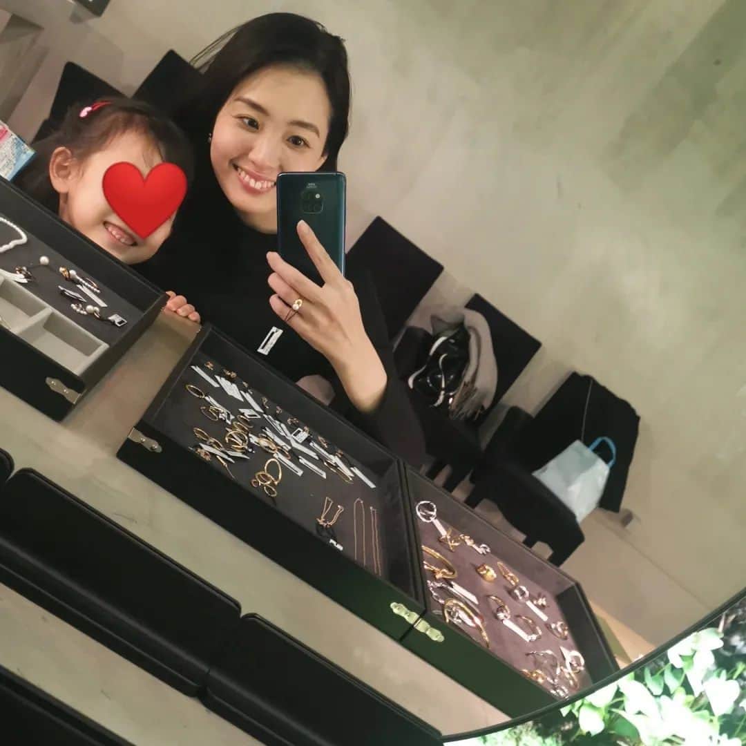 ayaka8880のインスタグラム：「. . すごくすごくどうでもいい投稿です。笑 . キンプリの解散で思い出す。あれは保育園の帰り道。娘を自転車に乗せて爆走していたら、オムニバスカフェにものすごいセットが組まれていて、なんの撮影だろうと思って遠目に覗いたら、新人グループの撮影とだけ教えてくれて。あなたラッキーかもね、とりあえず見えないでしょと。はい、見えません遠くて。シャンデリアだけ見て帰宅。 . のちにキンプリのシンデレラガールの撮影と知るのです。結構日が落ちてたから、窓から見たことない大きなライト当てていて、MVを見てこんなに明るさになるんだと興奮。 . その１週間後に、また娘を乗せてロイヤルパークホテルの周りを爆走していたら、止められて。車の気配もなく、信号も赤になり、警察たくさん。物々しい雰囲気に娘も微妙な顔してた。 . そわそわしていたらラッキーな方だねと警察の方が笑ってくれて、あの車に手を振ってみるといいよと教えてくれたので、まあまあ遠かったけど手をふったら . 車の窓が開いて、当時の天皇皇后両陛下が手を振ってくださってびっくり。私たちしかいなくて、時が止まったようでした。 . 娘、ものすごい引きのある子だなと思ったのです。 . ……以上です . #落ちはない #キンプリで思い出しました」