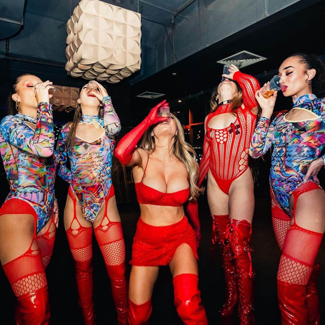 BROOKE EVERSさんのインスタグラム写真 - (BROOKE EVERSInstagram)「Another one for the history books @homesydney that was red hot!!!! Massive shoutout to all the girls that went hard on stage with me- love you all! Can’t wait to do it all again! 🌶️」5月23日 17時35分 - brookeevers