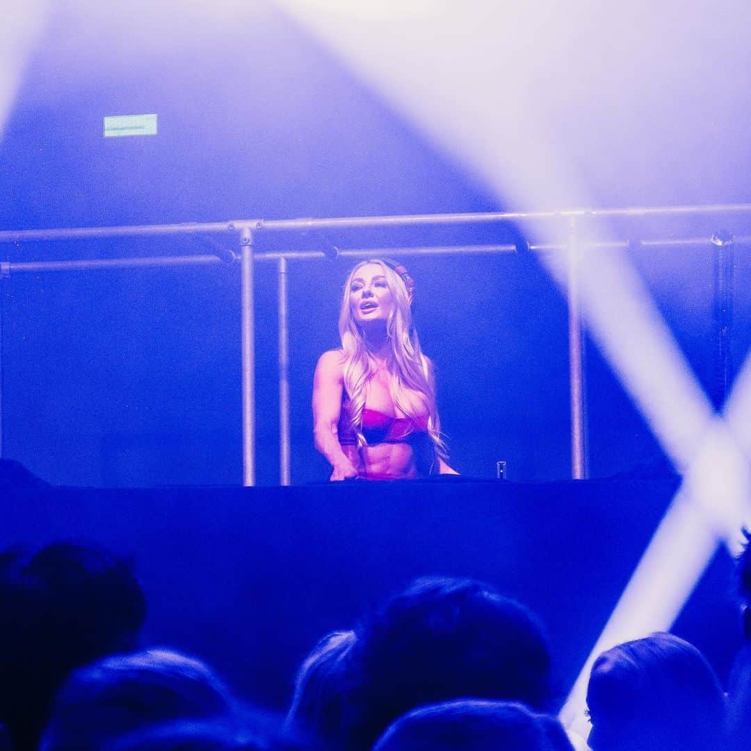 BROOKE EVERSさんのインスタグラム写真 - (BROOKE EVERSInstagram)「Another one for the history books @homesydney that was red hot!!!! Massive shoutout to all the girls that went hard on stage with me- love you all! Can’t wait to do it all again! 🌶️」5月23日 17時35分 - brookeevers