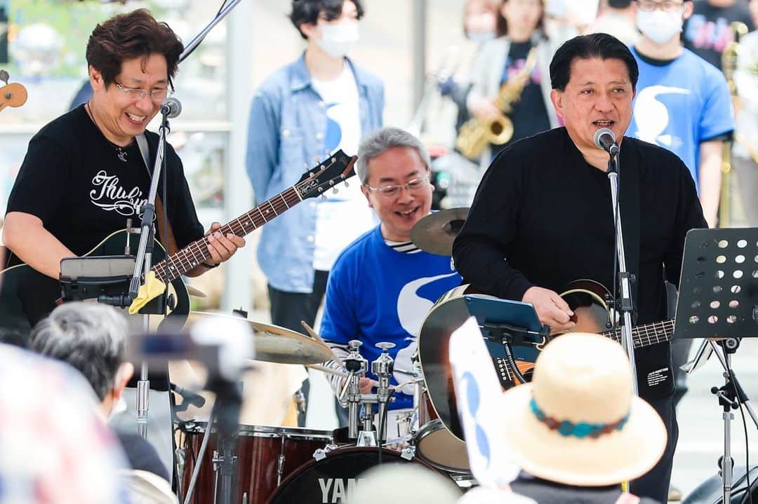 平井卓也さんのインスタグラム写真 - (平井卓也Instagram)「TAKAMATSU MUSIC BLUE FES 2023が5月4日、5日の二日間開催されました。高松市の街がステージとなり、街中に音楽が溢れました。私もエレクションズというバンドで、5日の12時からJR高松駅前広場のステージで演奏させていただきまました。その時の写真が送られてきましたので、アップします。音楽は地方活性化の有力なコンテンツであることは間違いありません。#平井卓也 #エレクションズ #MUSICBLUE2023」5月23日 17時36分 - hiratakuchan0125