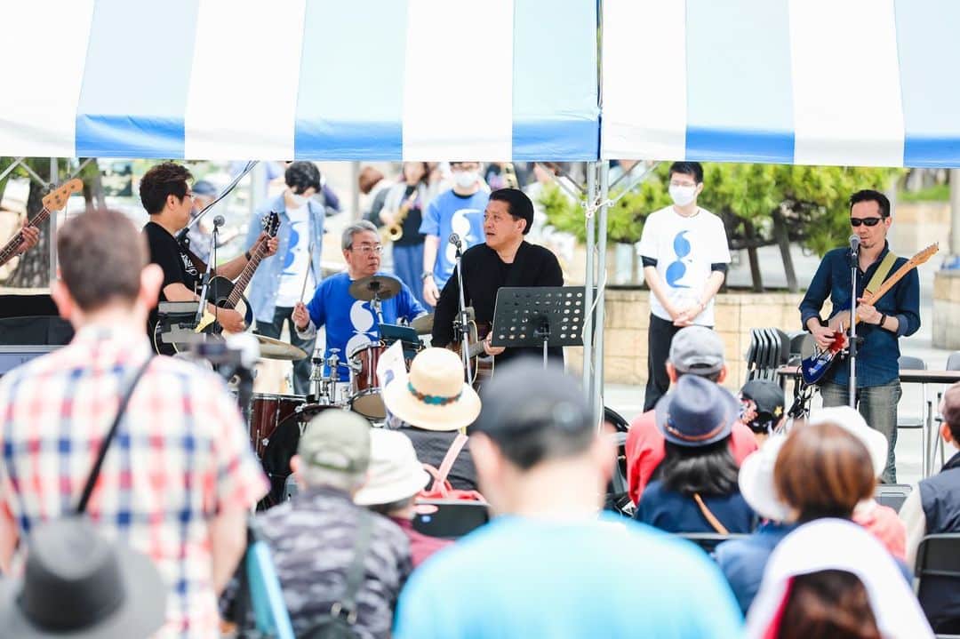 平井卓也さんのインスタグラム写真 - (平井卓也Instagram)「TAKAMATSU MUSIC BLUE FES 2023が5月4日、5日の二日間開催されました。高松市の街がステージとなり、街中に音楽が溢れました。私もエレクションズというバンドで、5日の12時からJR高松駅前広場のステージで演奏させていただきまました。その時の写真が送られてきましたので、アップします。音楽は地方活性化の有力なコンテンツであることは間違いありません。#平井卓也 #エレクションズ #MUSICBLUE2023」5月23日 17時36分 - hiratakuchan0125