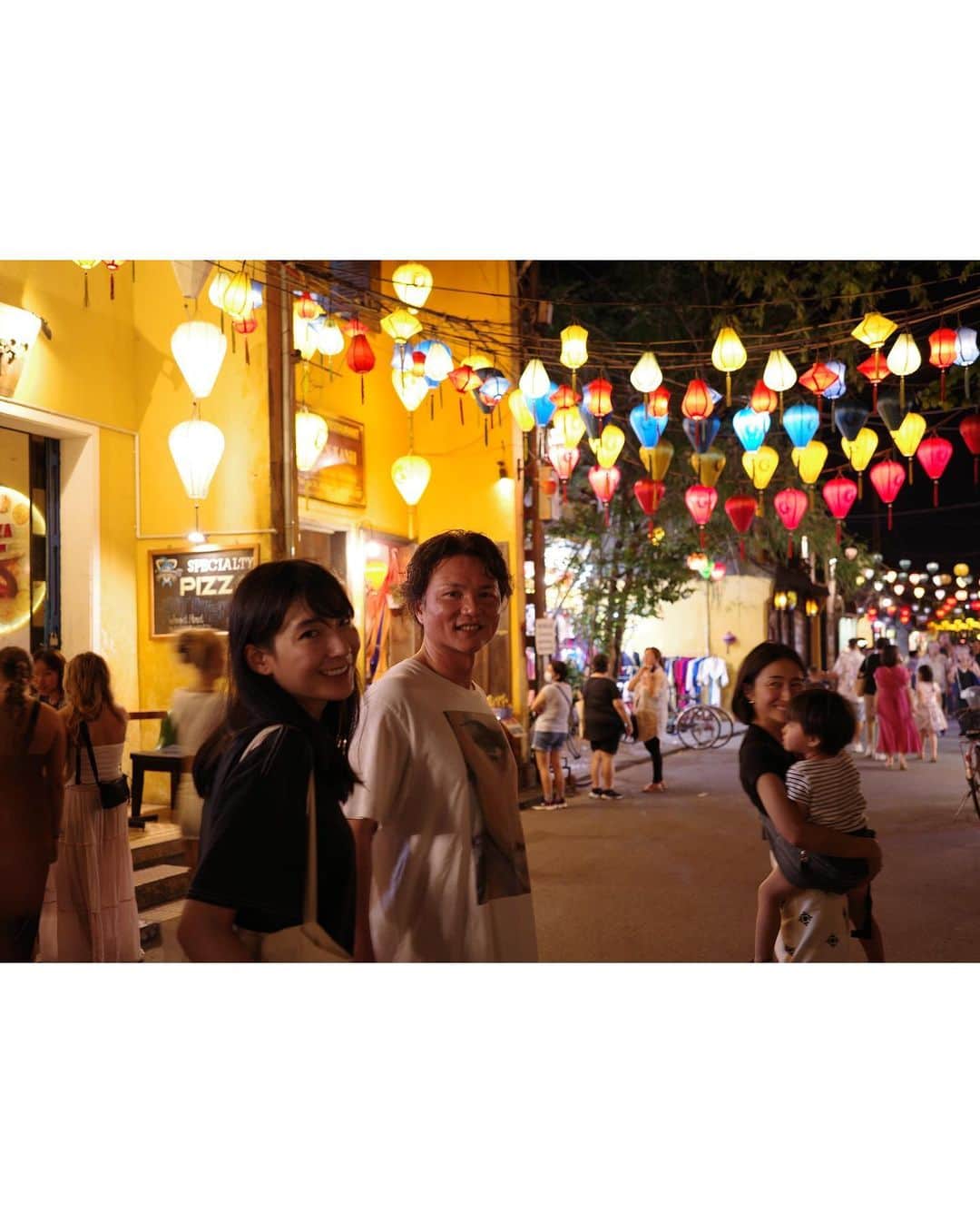 永田杏奈さんのインスタグラム写真 - (永田杏奈Instagram)「世界遺産の古都ホイアン🇻🇳 古い建造物が残っていて、昼は市場が開かれていたりノスタルジックな雰囲気。 夜はランタンの灯が幻想的で一日中活気に溢れる魅力的な都市でした。  可愛いカフェや雑貨屋さん、川沿いの素敵なレストラン等 まだまだ行きたかったお店があったけれどとにかく暑かった😵 息子も疲れて抱っこ続きで断念。 でも、絶対リベンジしたい旅先。 因みに香港からベトナムまで2時間なのでめちゃ近いのです✈️  最後の写真は、この旅でフォーの食べ比べをしていた仲良しグルメ夫妻が太鼓判を押していた美味しいフォー屋さん🍲 ホイアンに行った際は是非行ってみてね🥢🌿  #ホイアン旅行  #ベトナム旅行  #hoianvietnam  #hoiantrip #タイミング良く満月 #ランタン祭り」5月23日 17時40分 - annanagata