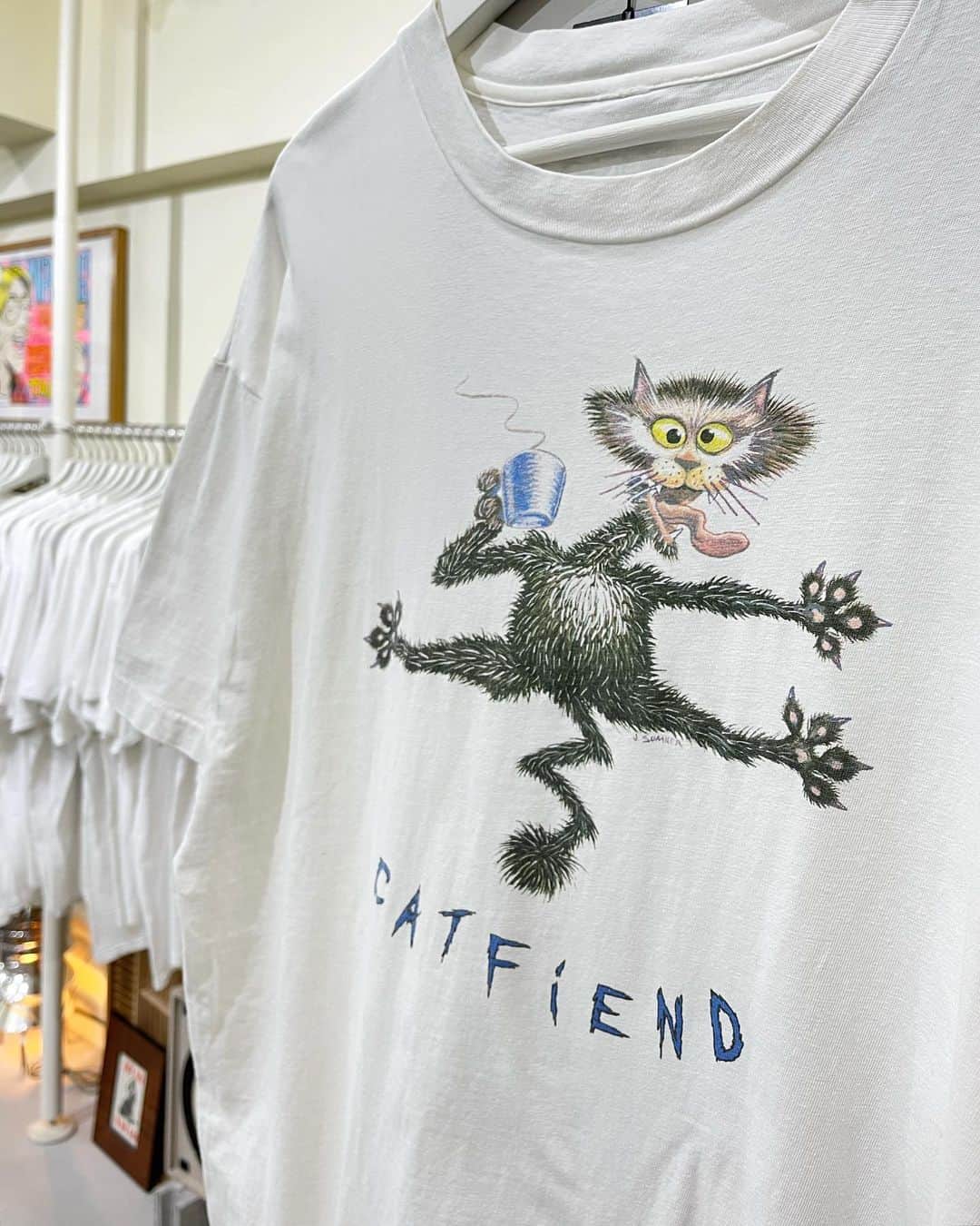ジャムルさんのインスタグラム写真 - (ジャムルInstagram)「1990's～ CATFIEND ¥9800+tax(10780) . 逆毛だった猫のイラストが強烈なインパクトを放つTシャツ。 CATFIENDの文字に、コーヒーカップを持ってるところとか洒落の効いた1枚です。 猫好き、コーヒー好きの人には堪りませんね！ . WEB SHOPに入荷しております。 是非ご覧ください。 jammru.com  #お問い合わせはお電話で承ります #jammru#jammru_tee#vintagetshirt #vintagetee #osaka  #fashion  #streetstyle  #streetfashion  #vtg  #vintage  #used  #usedclothing  #古着 #古着屋 #ファッション #70s #80s #90s」5月23日 17時50分 - jammru