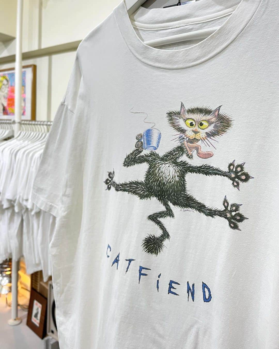 ジャムルのインスタグラム：「1990's～ CATFIEND ¥9800+tax(10780) . 逆毛だった猫のイラストが強烈なインパクトを放つTシャツ。 CATFIENDの文字に、コーヒーカップを持ってるところとか洒落の効いた1枚です。 猫好き、コーヒー好きの人には堪りませんね！ . WEB SHOPに入荷しております。 是非ご覧ください。 jammru.com  #お問い合わせはお電話で承ります #jammru#jammru_tee#vintagetshirt #vintagetee #osaka  #fashion  #streetstyle  #streetfashion  #vtg  #vintage  #used  #usedclothing  #古着 #古着屋 #ファッション #70s #80s #90s」