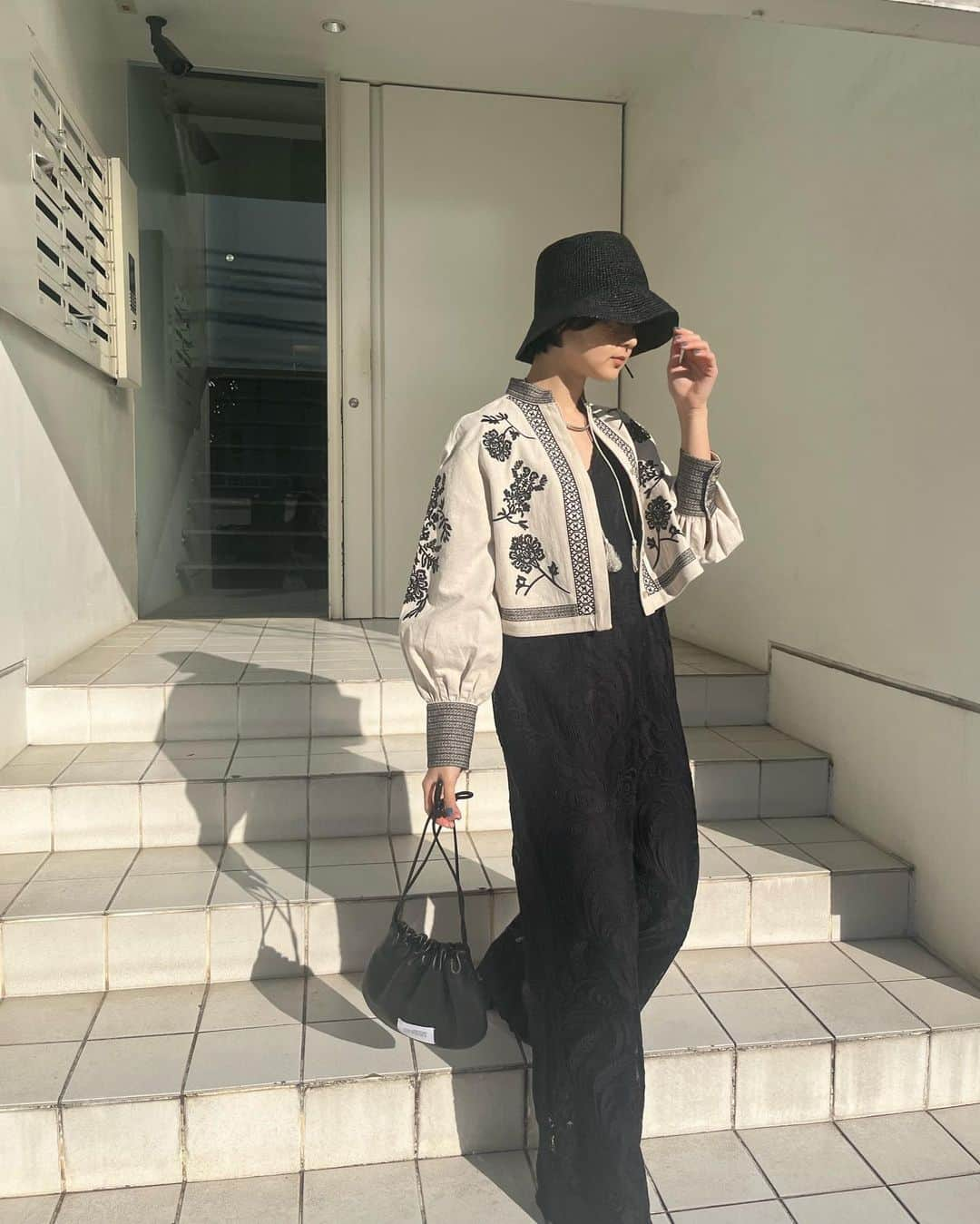 Ameri VINTAGE LUMINE SHINJUKUさんのインスタグラム写真 - (Ameri VINTAGE LUMINE SHINJUKUInstagram)「. NOW ON SALE———  MEDI VINTAGE FLOWER EMBROIDERY SHIRT (02310480420) ￥23,100 tax in  ブラック/ベージュ/ホワイト  #ameri2023meditteraline  #23SSAMERI_MEDIVINTAGEFLOWEREMBROIDERYSHIRT  @_23_ayana 164cm  @amerivintage #amerivintage  #ameri #ameri_staffsnap #ameri2023springsummer」5月23日 17時50分 - ameri_shinjuku