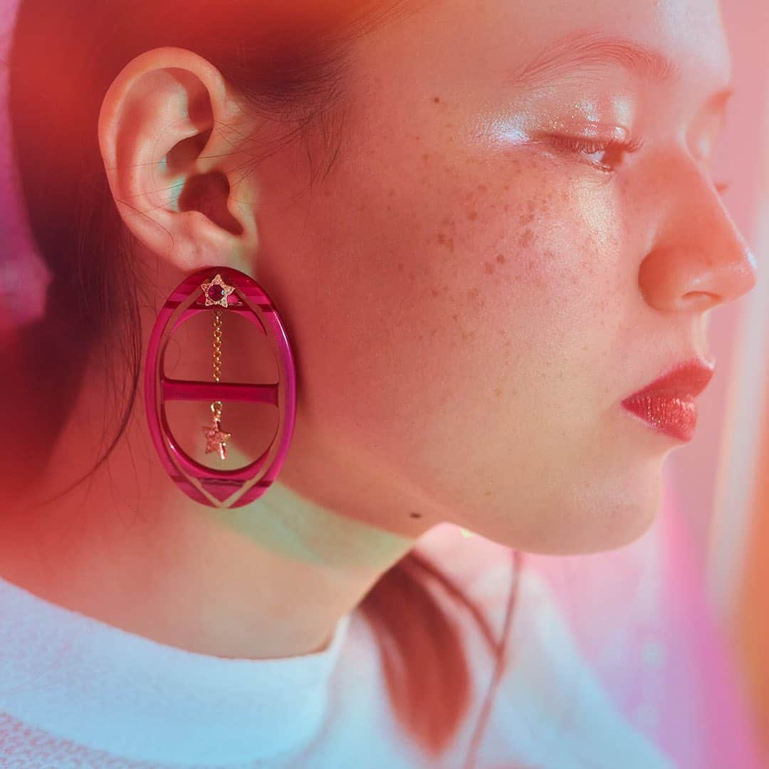 kisimariさんのインスタグラム写真 - (kisimariInstagram)「🍭💫🪐💘⭐️  "Candy Planet" for accessory @k_i_s_i_m_a_r_i   Model @em_ma_bea  Make  @kanako_makeup  Stylist  @yuikurose  『愛と狂気のマーケット』 KISIMARIハンドメイドアクセサリーを iromonomarketで出店します。 是非遊びに来てくださいね❤️  □開催日 6月1日（木）～15日（木）(1日のみ16:00～open)  □場所 〒150-0001 東京都渋谷区神宮前1-11-6 ラフォーレ原宿B0.5階 『愛と狂気のマーケット』内 スペース小①  最寄り駅  原宿駅 徒歩5分、明治神宮前(原宿)駅 徒歩1分  □営業時間11:00 - 20:00（初日16時～、最終日18時）  □電話番号 03-5843-1778  ※お買い物袋は有料となりますので、エコバッグをご持参下さい。(エコバッグ¥500円)  ※各ブランド様の在庫状況はiromonomarketで把握出来ない為、お手数ですが直接SHOPまでお問合せの程お願い致します。  ※販売初日、open前のお並びはご遠慮願います。 他のお客様もいらっしゃいますので、店内を走ったり長時間商品を持ち歩いてのお買い物は、他のお客様がご購入出来なくなりますので、ご遠慮下さい。  ..................   ⋆⸜ Day to Day~iromono～VOL.2 ⸝⋆  【参加ブランド様】 ○6月1日（木）～15日（木）(1日のみ16:00～open) KISIMARI JUNK FOOD OPERA sekine NECO COMPANY mul happybug piment ♡6/10日(金)魔法の自販機『ZONe』無料開放デー  #kisimari #愛と狂気のマーケット  #iromonomarket #ラフォーレ原宿」5月23日 17時43分 - kisimari_love