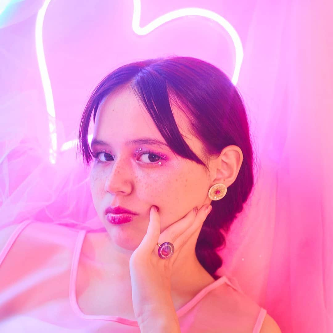 kisimariさんのインスタグラム写真 - (kisimariInstagram)「🍭💫🪐💘⭐️  "Candy Planet" for accessory @k_i_s_i_m_a_r_i   Model @em_ma_bea  Make  @kanako_makeup  Stylist  @yuikurose  『愛と狂気のマーケット』 KISIMARIハンドメイドアクセサリーを iromonomarketで出店します。 是非遊びに来てくださいね❤️  □開催日 6月1日（木）～15日（木）(1日のみ16:00～open)  □場所 〒150-0001 東京都渋谷区神宮前1-11-6 ラフォーレ原宿B0.5階 『愛と狂気のマーケット』内 スペース小①  最寄り駅  原宿駅 徒歩5分、明治神宮前(原宿)駅 徒歩1分  □営業時間11:00 - 20:00（初日16時～、最終日18時）  □電話番号 03-5843-1778  ※お買い物袋は有料となりますので、エコバッグをご持参下さい。(エコバッグ¥500円)  ※各ブランド様の在庫状況はiromonomarketで把握出来ない為、お手数ですが直接SHOPまでお問合せの程お願い致します。  ※販売初日、open前のお並びはご遠慮願います。 他のお客様もいらっしゃいますので、店内を走ったり長時間商品を持ち歩いてのお買い物は、他のお客様がご購入出来なくなりますので、ご遠慮下さい。  ..................   ⋆⸜ Day to Day~iromono～VOL.2 ⸝⋆  【参加ブランド様】 ○6月1日（木）～15日（木）(1日のみ16:00～open) KISIMARI JUNK FOOD OPERA sekine NECO COMPANY mul happybug piment ♡6/10日(金)魔法の自販機『ZONe』無料開放デー  #kisimari #愛と狂気のマーケット  #iromonomarket #ラフォーレ原宿」5月23日 17時43分 - kisimari_love