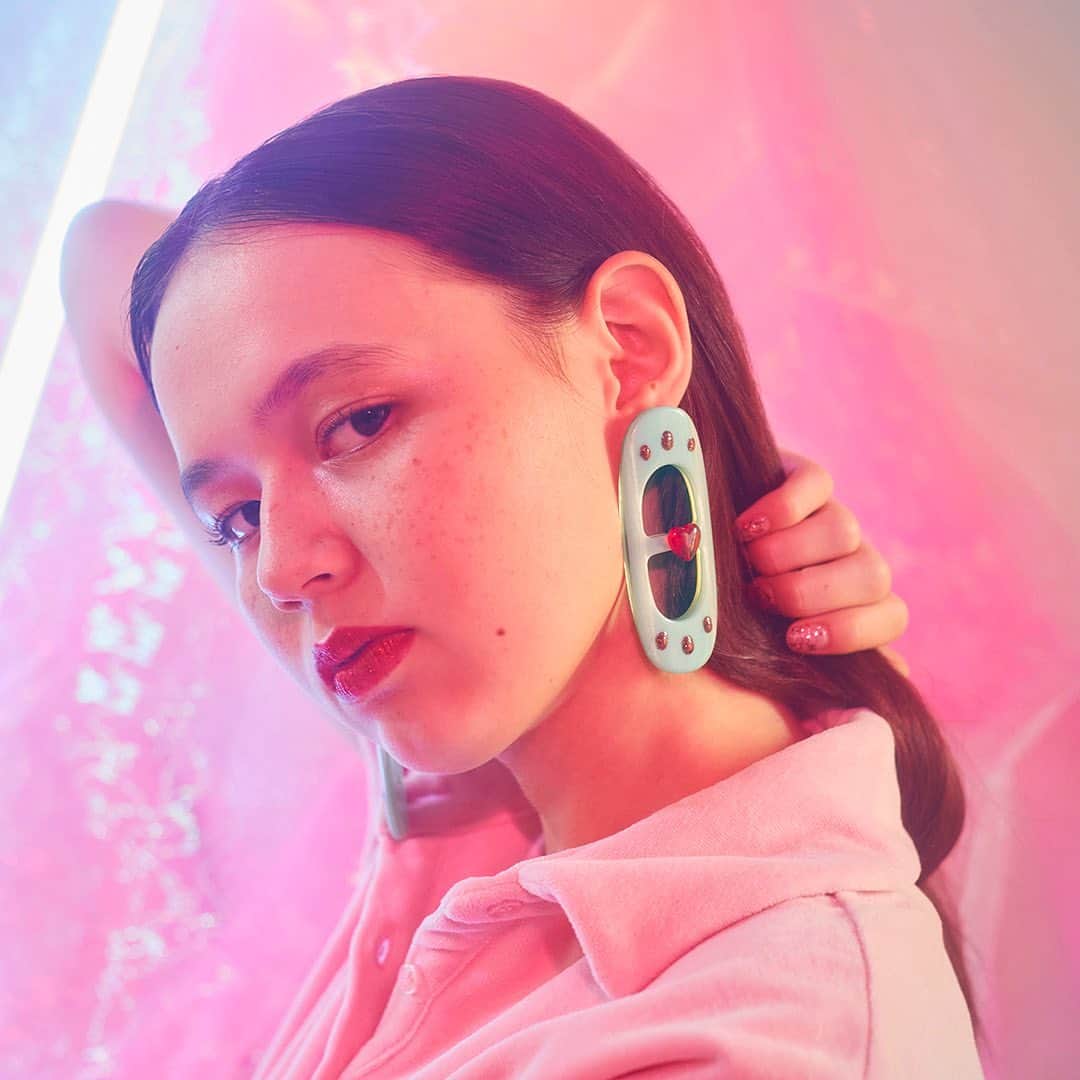 のインスタグラム：「🍭💫🪐💘⭐️  "Candy Planet" for accessory @k_i_s_i_m_a_r_i   Model @em_ma_bea  Make  @kanako_makeup  Stylist  @yuikurose  『愛と狂気のマーケット』 KISIMARIハンドメイドアクセサリーを iromonomarketで出店します。 是非遊びに来てくださいね❤️  □開催日 6月1日（木）～15日（木）(1日のみ16:00～open)  □場所 〒150-0001 東京都渋谷区神宮前1-11-6 ラフォーレ原宿B0.5階 『愛と狂気のマーケット』内 スペース小①  最寄り駅  原宿駅 徒歩5分、明治神宮前(原宿)駅 徒歩1分  □営業時間11:00 - 20:00（初日16時～、最終日18時）  □電話番号 03-5843-1778  ※お買い物袋は有料となりますので、エコバッグをご持参下さい。(エコバッグ¥500円)  ※各ブランド様の在庫状況はiromonomarketで把握出来ない為、お手数ですが直接SHOPまでお問合せの程お願い致します。  ※販売初日、open前のお並びはご遠慮願います。 他のお客様もいらっしゃいますので、店内を走ったり長時間商品を持ち歩いてのお買い物は、他のお客様がご購入出来なくなりますので、ご遠慮下さい。  ..................   ⋆⸜ Day to Day~iromono～VOL.2 ⸝⋆  【参加ブランド様】 ○6月1日（木）～15日（木）(1日のみ16:00～open) KISIMARI JUNK FOOD OPERA sekine NECO COMPANY mul happybug piment ♡6/10日(金)魔法の自販機『ZONe』無料開放デー  #kisimari #愛と狂気のマーケット  #iromonomarket #ラフォーレ原宿」