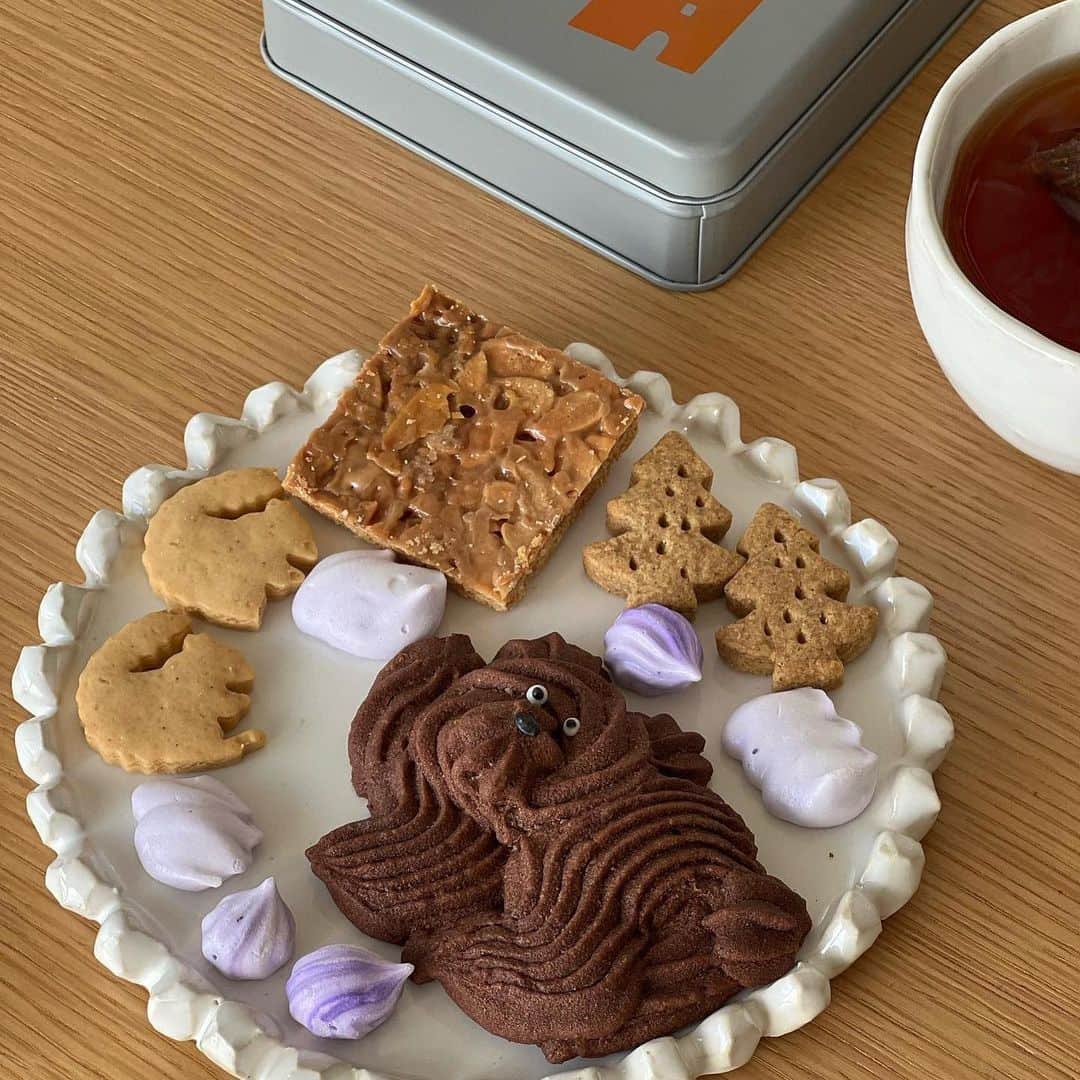 isutaさんのインスタグラム写真 - (isutaInstagram)「食べ終わった後の缶まで大切にしたい つぶらな瞳がかわいすぎる“くまさんクッキー”🧸  「よっ」と片手を上げる姿と、つぶらな瞳がかわいすぎるくまさんのお名前は「木彫りのクマッキー」。  クマッキーを製造する「oyaMADE（オヤマデ）」は、北海道に工房を構え、オンラインでのみ焼き菓子を販売するおやつ屋さんだよ。  oyaMADEの販売方式は、不定期での受注抽選なんだって💭  最新情報は、随時公式インスタグラムで更新。数量限定だから、気になる方はぜひチェックしてね！  @oyamade2018  photo by  @___w.sheep2 @_.ao_iro._  @kema_xoxo @____hkino  ✄-----------------------✄  姉妹アカウント @i_am_isuta も更新中  isuta編集部の日常のひとコマや 取材の最新レポを発信しているよ✍️˖°  ほかにも、エディターが気になる カフェやファッション、コスメをご紹介.・* ぜひフォローしてね🕊️  ✄-----------------------✄  #isuta #isutapic #oyamade  #クマッキー #木彫りのクマッキー  #クッキー #クッキー缶 #クッキー詰め合わせ  #クッキー缶通販 #クッキー好き  #okashinasairokan #キャニスター  #キャニスター缶 #おやつタイム #おやつの時間  #おやつ時間 #おやつ部 #おやつ便 #スイーツ部  #お取り寄せスイーツ #お取り寄せ  #お取り寄せグルメ #お取り寄せお菓子  #焼き菓子 #焼き菓子店 #焼き菓子専門店  #焼き菓子詰め合わせ #焼き菓子ギフト  #焼き菓子好きな人と繋がりたい #おやつ屋さん」5月23日 17時44分 - isuta_jp