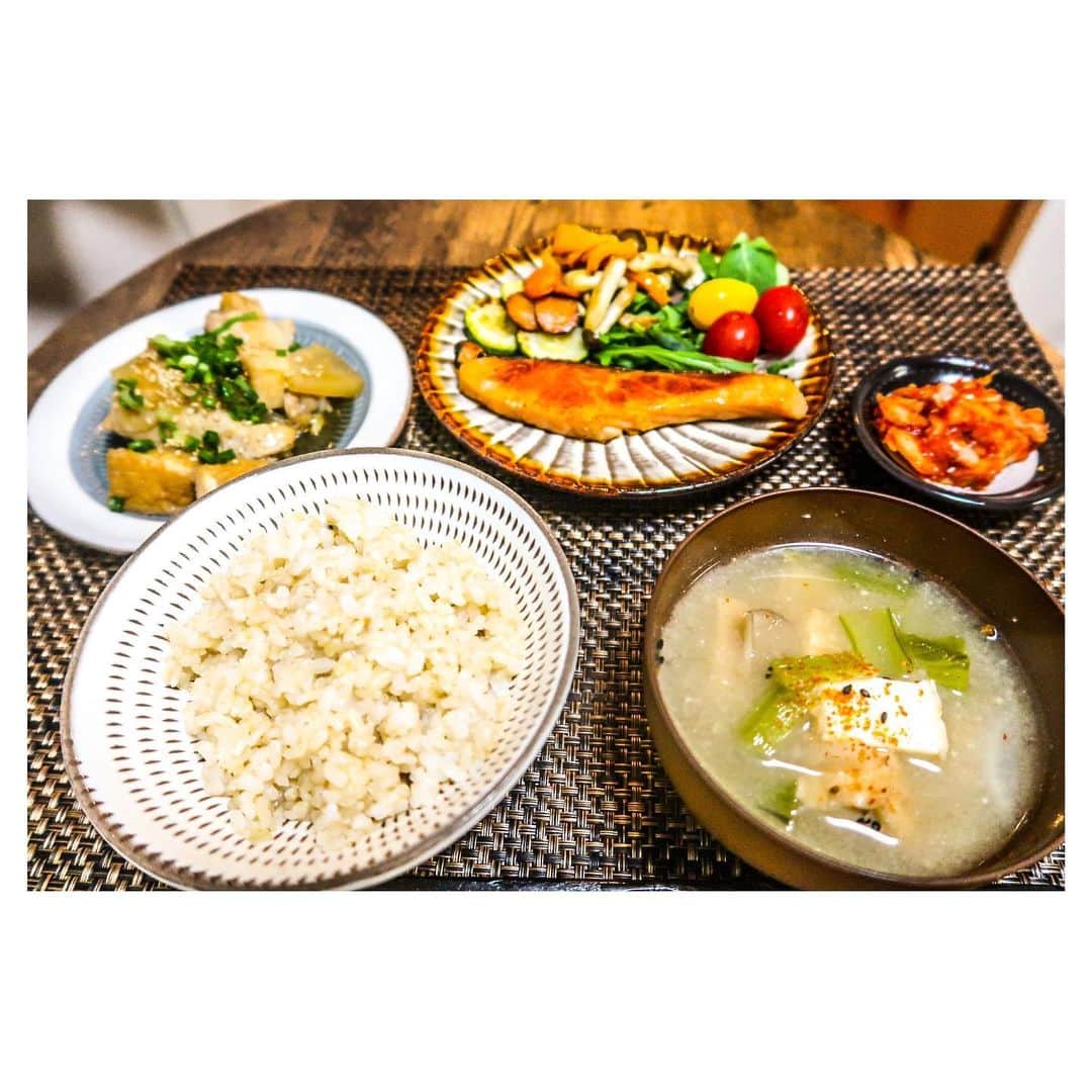 江口雅也さんのインスタグラム写真 - (江口雅也Instagram)「昨日の気づき。 こだわら無いからこそ、人への思い遣りやサービスをより一層大切にする事で、いろんな仕事に繋がっていく。 ん〜、、深い。 仕事を作るのが得意か、仕事をお願いされるのが得意か人それぞれ。  御献立 ・玄米 ・小松菜と厚揚げの味噌汁 ・焼き鮭と彩りサラダ ・手羽と厚揚げ大根甘辛煮 ・キムチ  #cook #cooking  #healtyfood  #料理男子 #自炊男子 #モデル飯 #男の手料理 #自炊日記  #和食ごはん  #小石原焼き  #小石原 #福岡 #器のある暮らし  #器を楽しむ暮らし」5月23日 17時44分 - masaya0429
