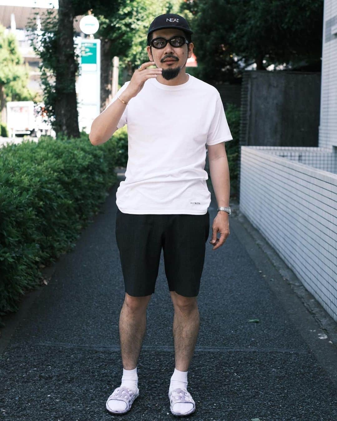 UOMOさんのインスタグラム写真 - (UOMOInstagram)「【UOMO7月号 × FRUIT OF THE LOOM クルーネックTシャツ】 あなたならどう着る？  「Tシャツにサンダルにキャップという超カジュアルなコーディネートなので、あえてドレッシーなウールのショートパンツに合わせました」（西野大士さん／NEATデザイナー）  パンツ : NEAT サンダル：メレル ソックス：NEAT HOUSE 別注 ブレシアーニ キャップ：NEAT別注'47 サングラス：ブラン  パンツやサンダルが同じアイテムでも、Tシャツが白なのか、黒なのかによってコーディネートの印象は大きく変わる。  「UOMO2023年7月号 × FRUIT OF THE LOOM クルーネックTシャツ 白黒2枚組 ＆ マガジンパック」は色違いの２枚のクルーネックT（サイズL）がセットになって1,950円。数量限定で5月24日（水）発売です。  商品の詳細はUOMOウェブサイトをご確認ください。 https://www.webuomo.jp/information/300087/area02/  #uomo_magazine  #fruitoftheloom #mensfashion  #tee #neat #neathouse  #merrell」5月23日 17時46分 - uomo_magazine